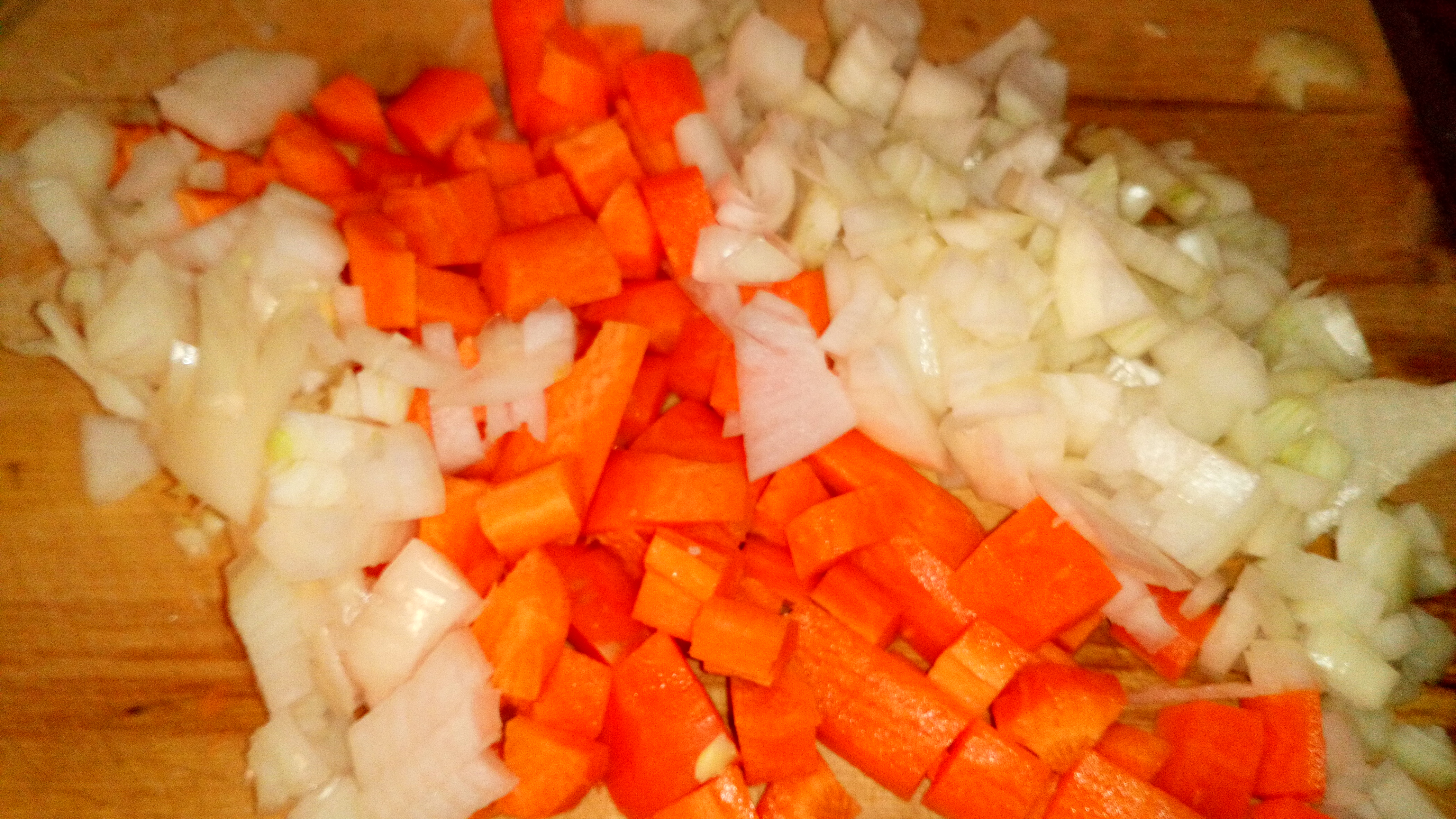 Eplucher et tailler les oignons et carottes en dés de 1 cm environ. Peel and cut onions and carrots in cubes of 1 cm size.