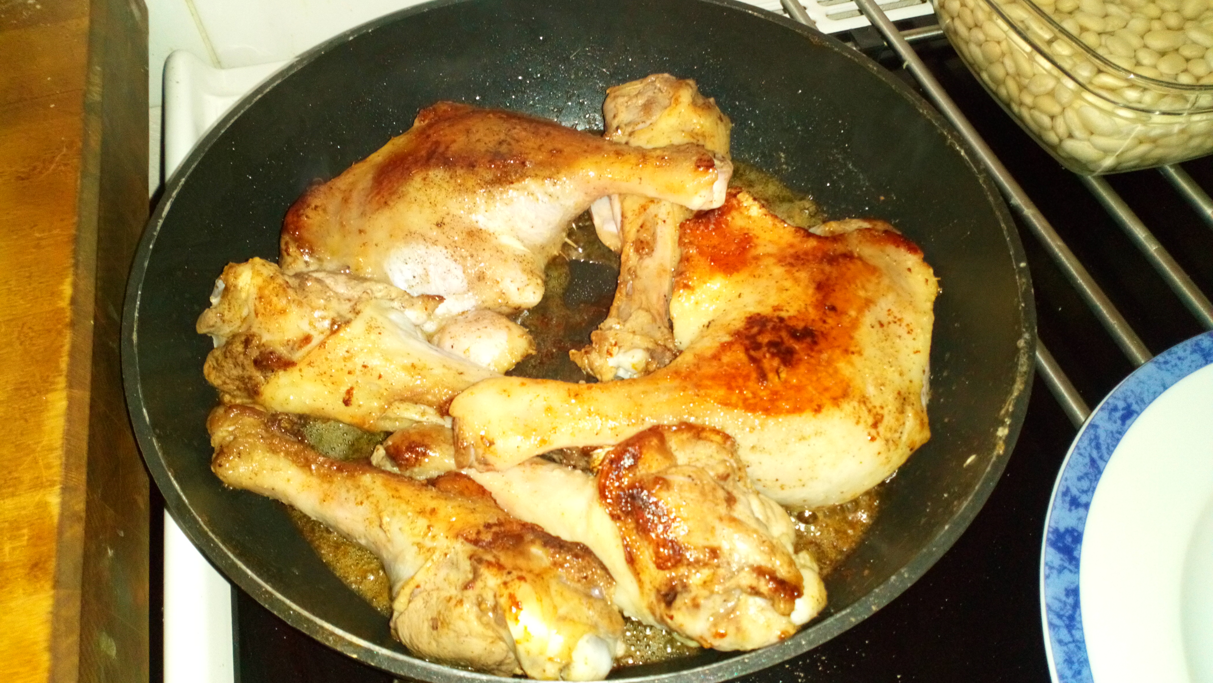 Faire rissoler les cuisses de canarde de chaque côté dans une grande sauteuse. Brown duck legs each side, in a deep and large pan.