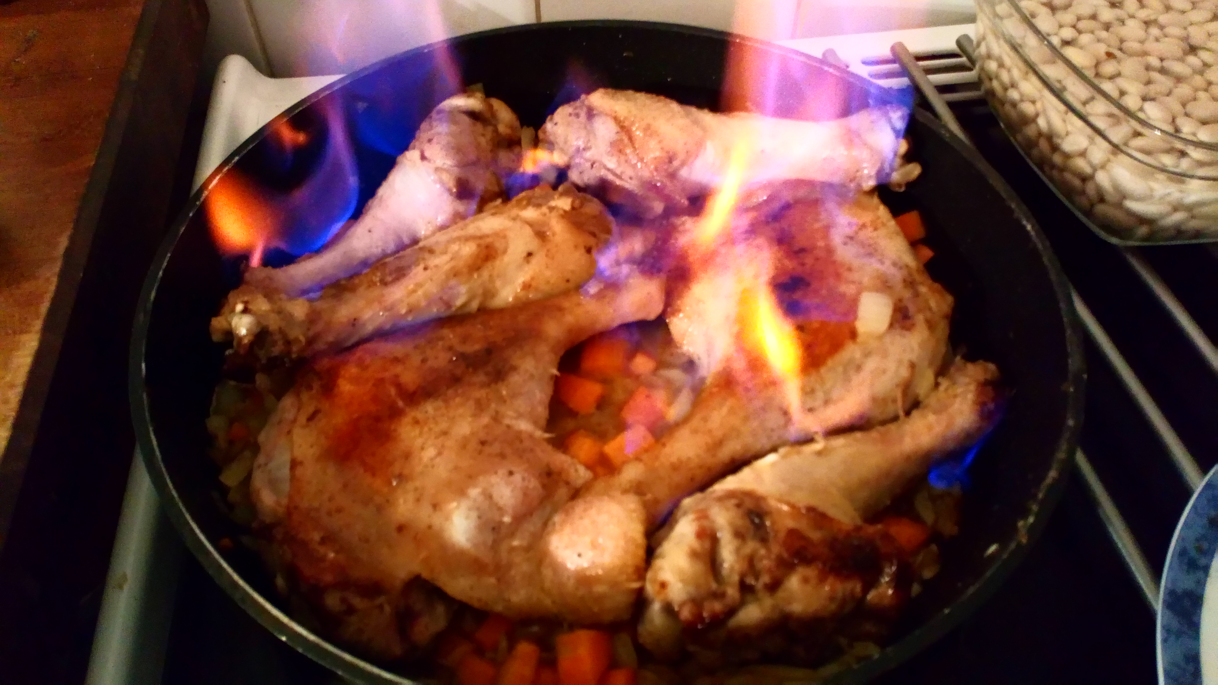 Remettre les cuisses, remuer un peu , et flamber au cognac. Put bak legs, stit a bit and burn with cognac.