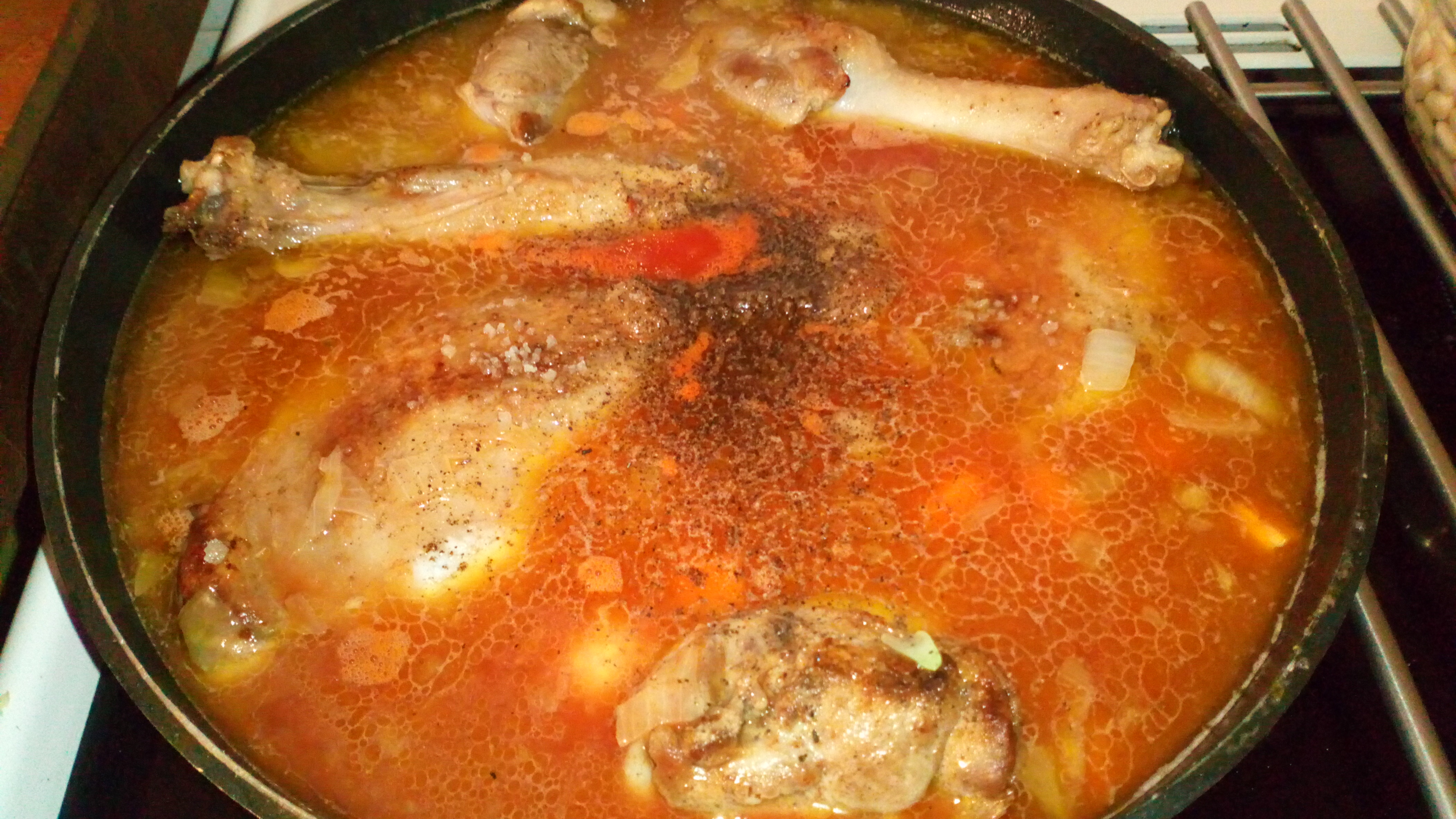 ajouter le vin blanc, et mouiller à hauteur. Ajouter le concentré de tomate, une pincée de gros sel, et du poivre du moulin. porter à ébullition. Pour the white wine, and finish qith water. .Add a pinch of sea salt, and fresh black pepper. Bring to boil.