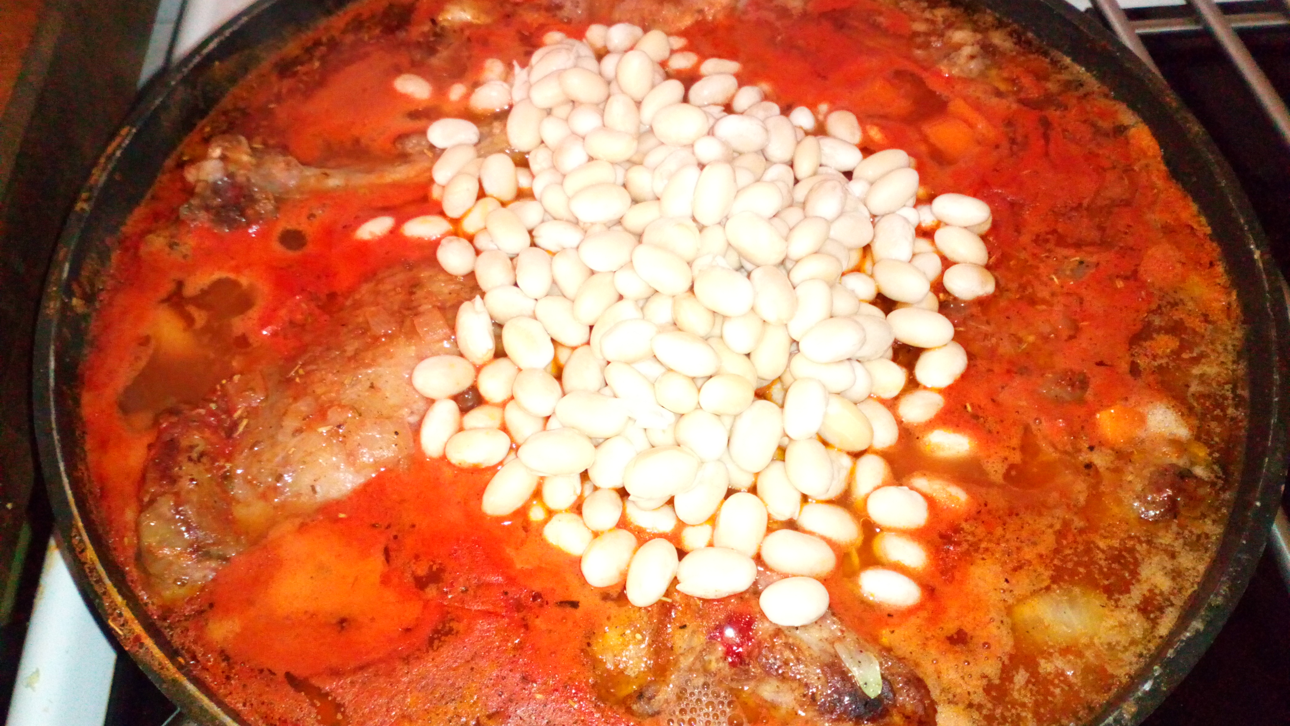 Ajouter les haricots blancs, porter à petite ébullition et laisser cuire 1 h 45. Remuer de temps en temps. Add white beans, and let boil slowl during 1 hour and 45 minutes. Stir sometime.