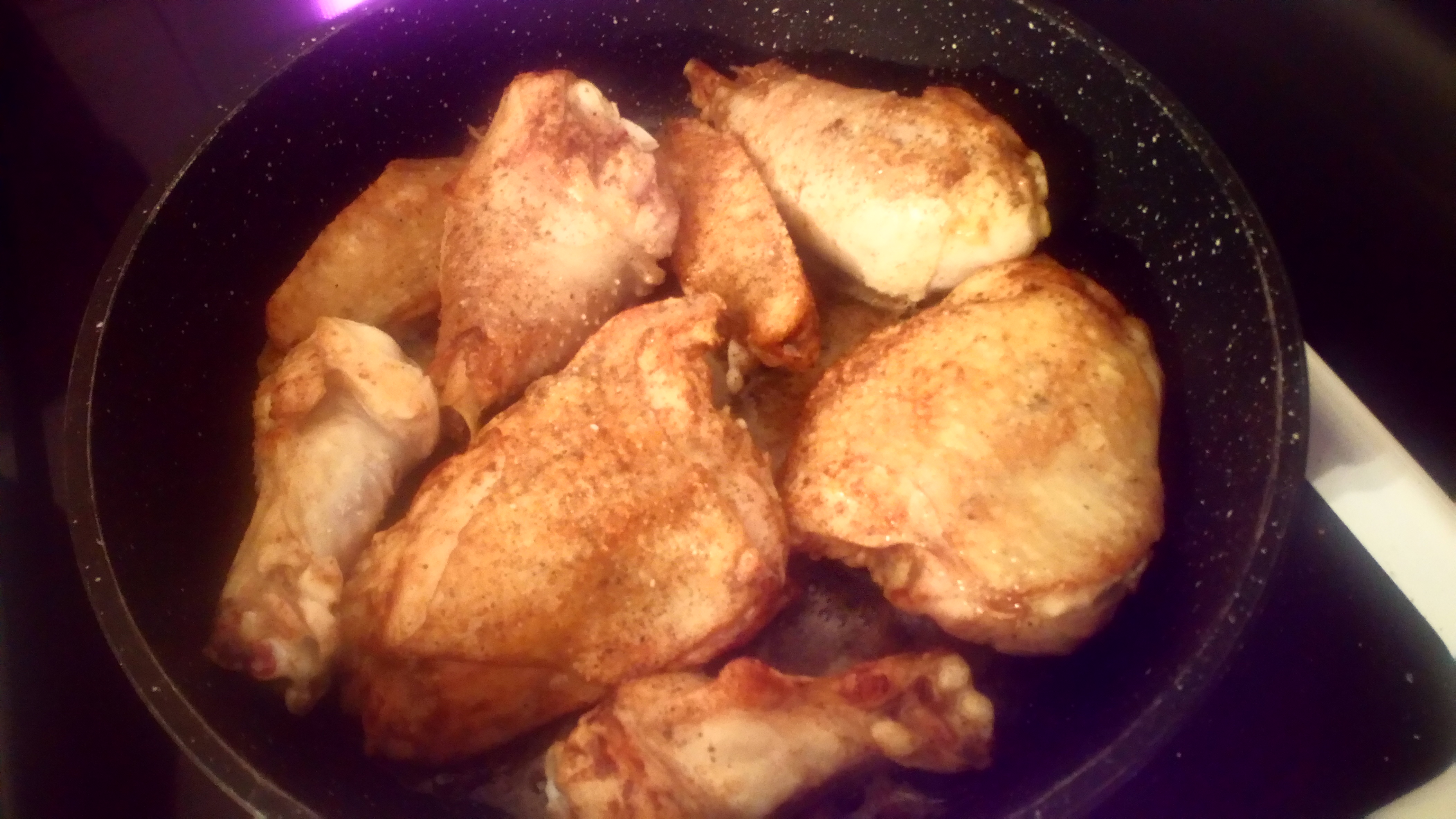 Faire rissoler les morceaux de poulet avec un peu de beurre feu 3/4 de chaque côté. Brown pieces of chicken each side with little bit butter. 3/4 burner