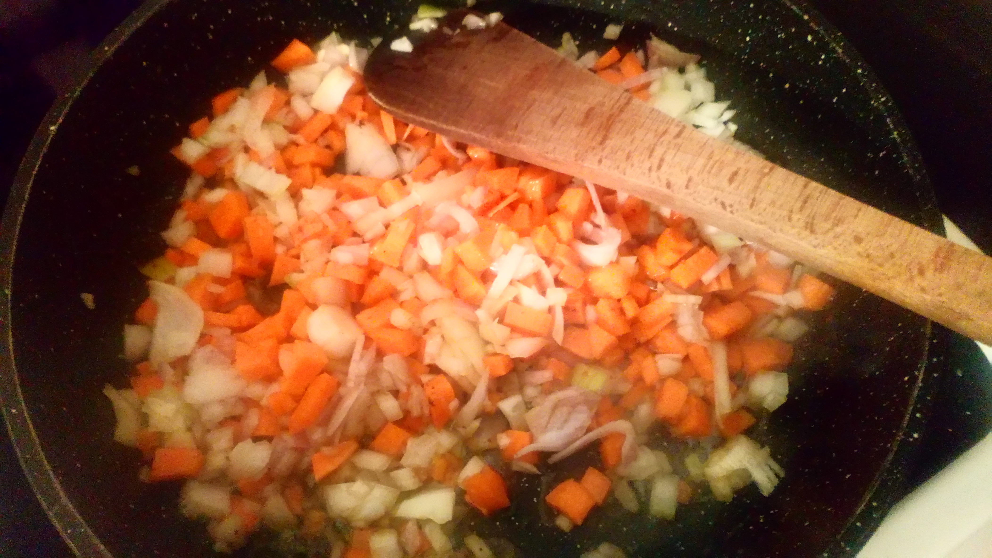 Une fois rissolés, retirer sur une assiette et mettre la garniture aromatique. Once pieces of chicken sauted, take off them and add carrots and onions.