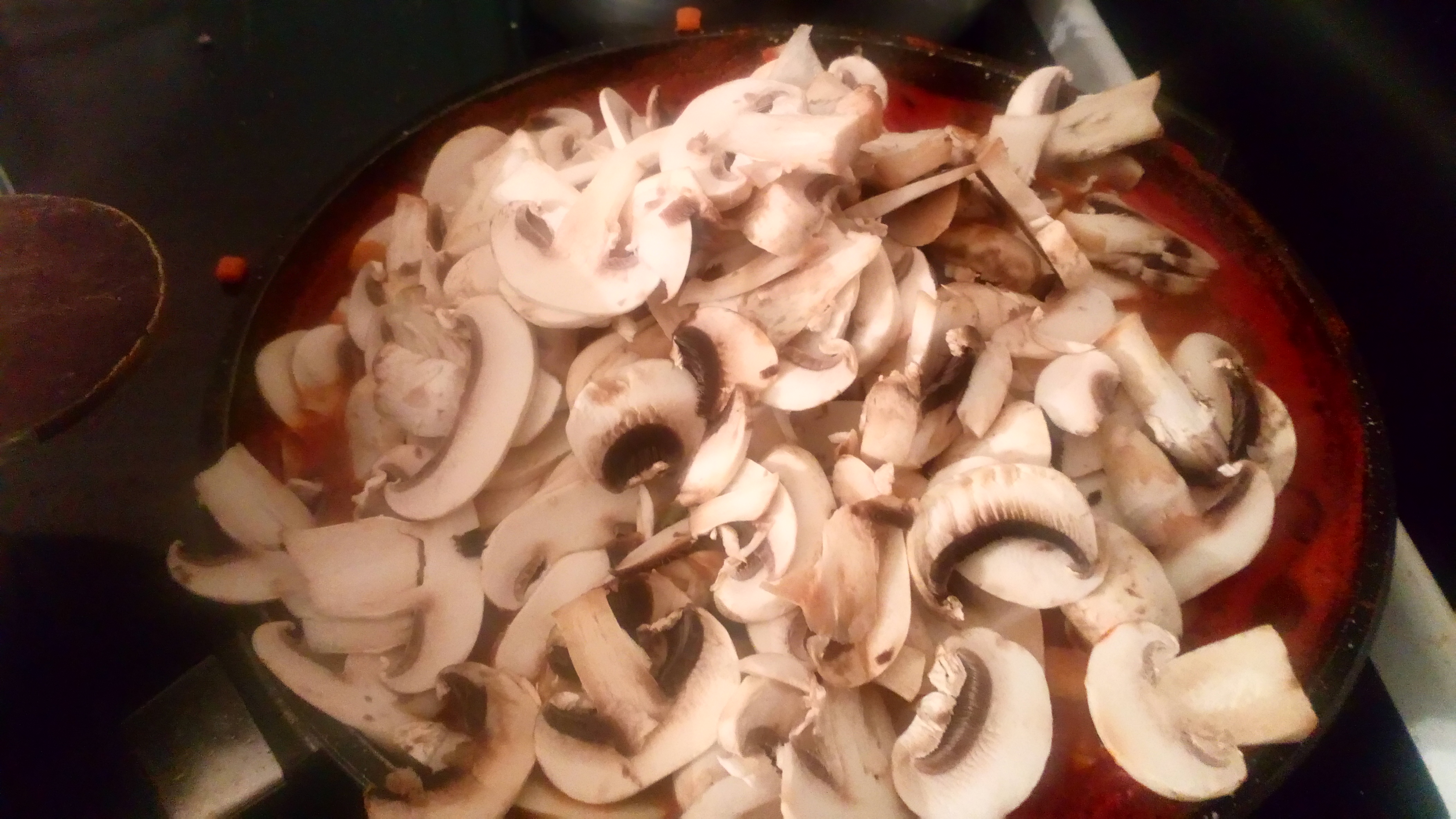 Vérifier l'assaisonnement et ajouter les champignons émincés. Check seasoning and add minced mushrooms.