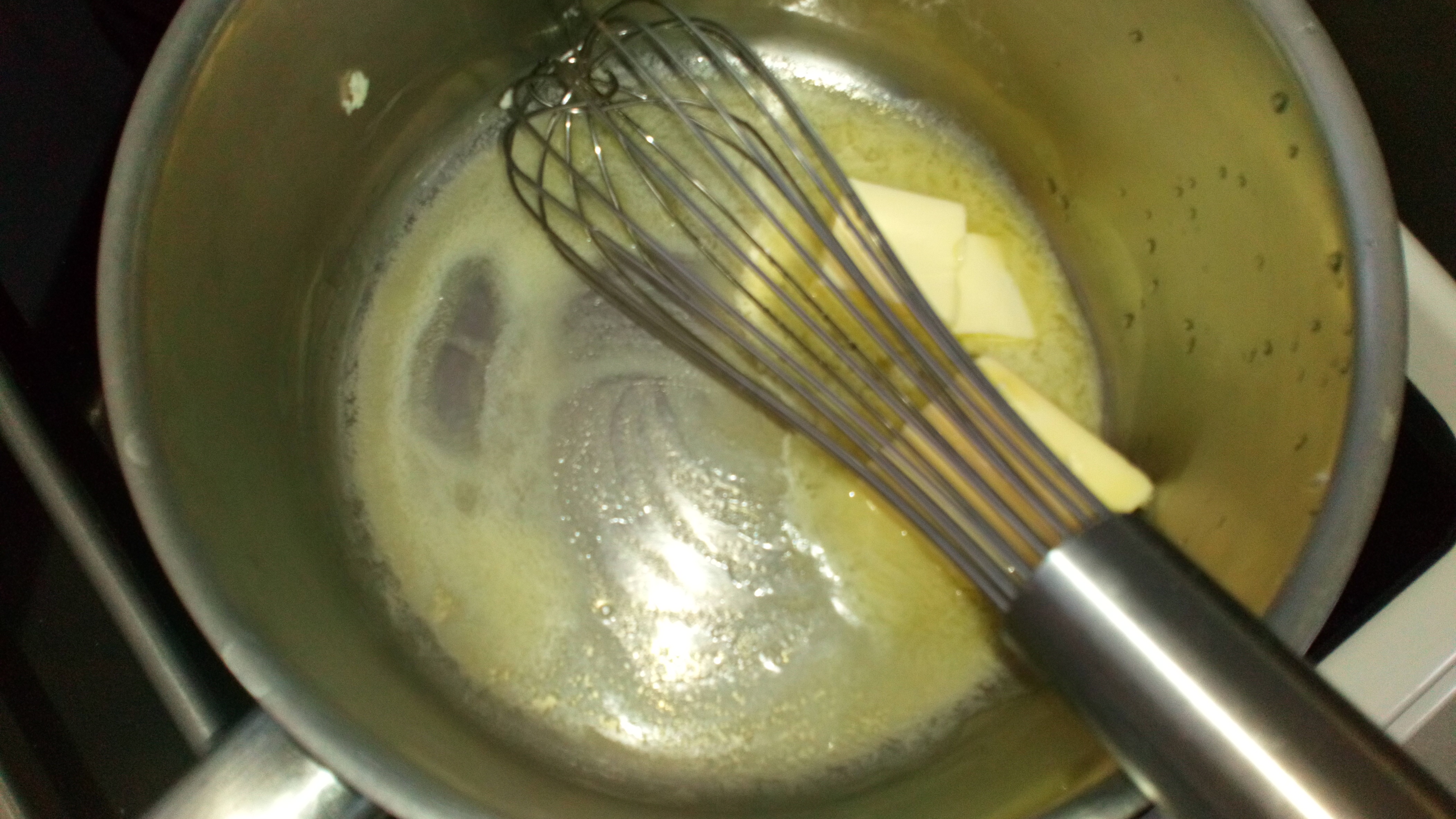 Préparer la béchamel. Faire fondre le beurre dans une casserole, feu 3/4. Prepare bechamel sauce, melt butter in saucepa 3/4 burner