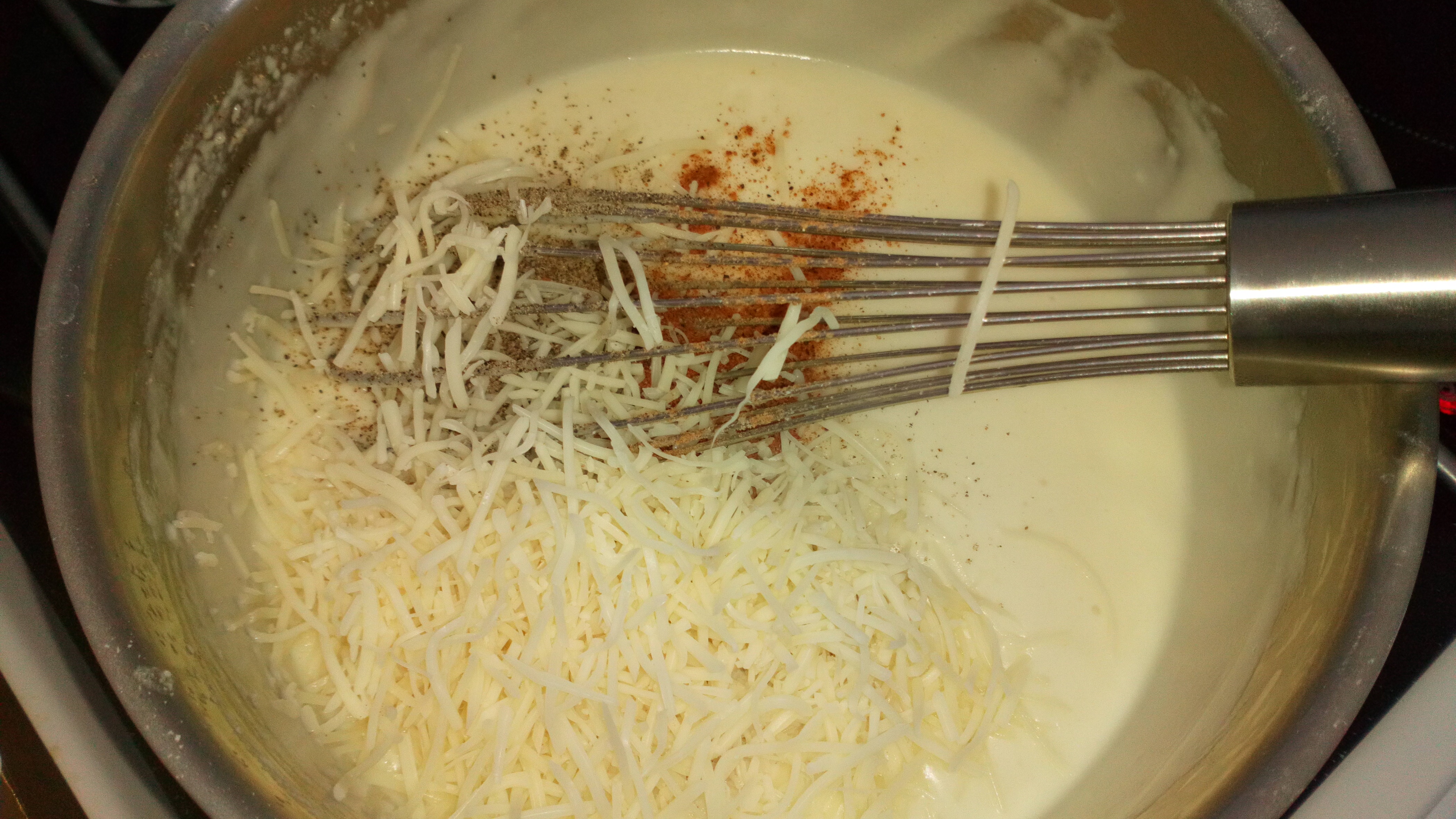 Ajouter le fromage râpé, sel poivre et muscade, bien mélanger. Add grapped cheese, salt pepper nutmeg and and well stir.