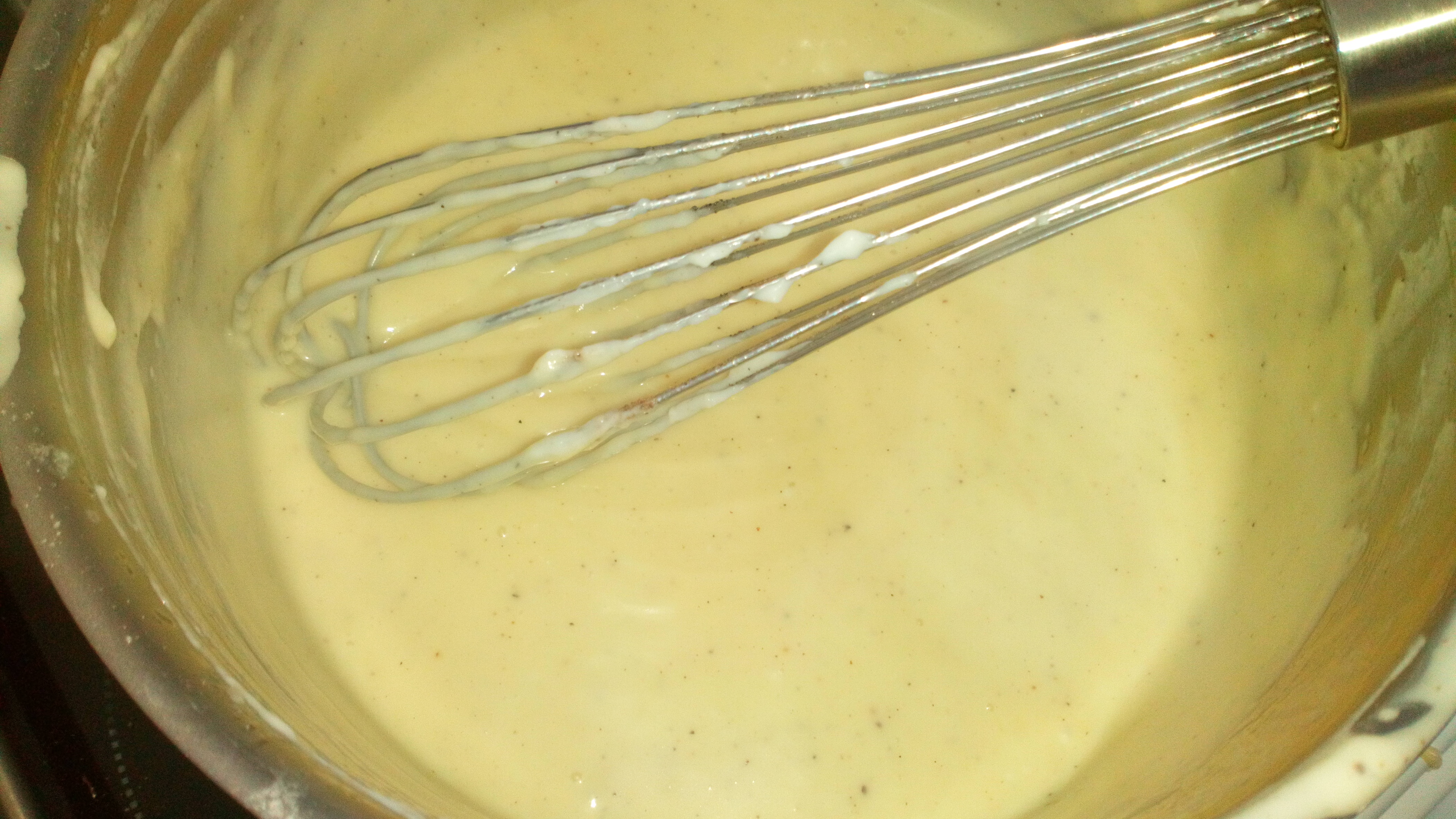 Ajouter les jaunes d’œufs, remettre sur le feu 2 min pour épaissir un peu, sans porter à ébullition, bien faire refroidir la sauce dans un saladier. Add yolk eggs , stir and put back to link without boiling. well cool sauce in bowl