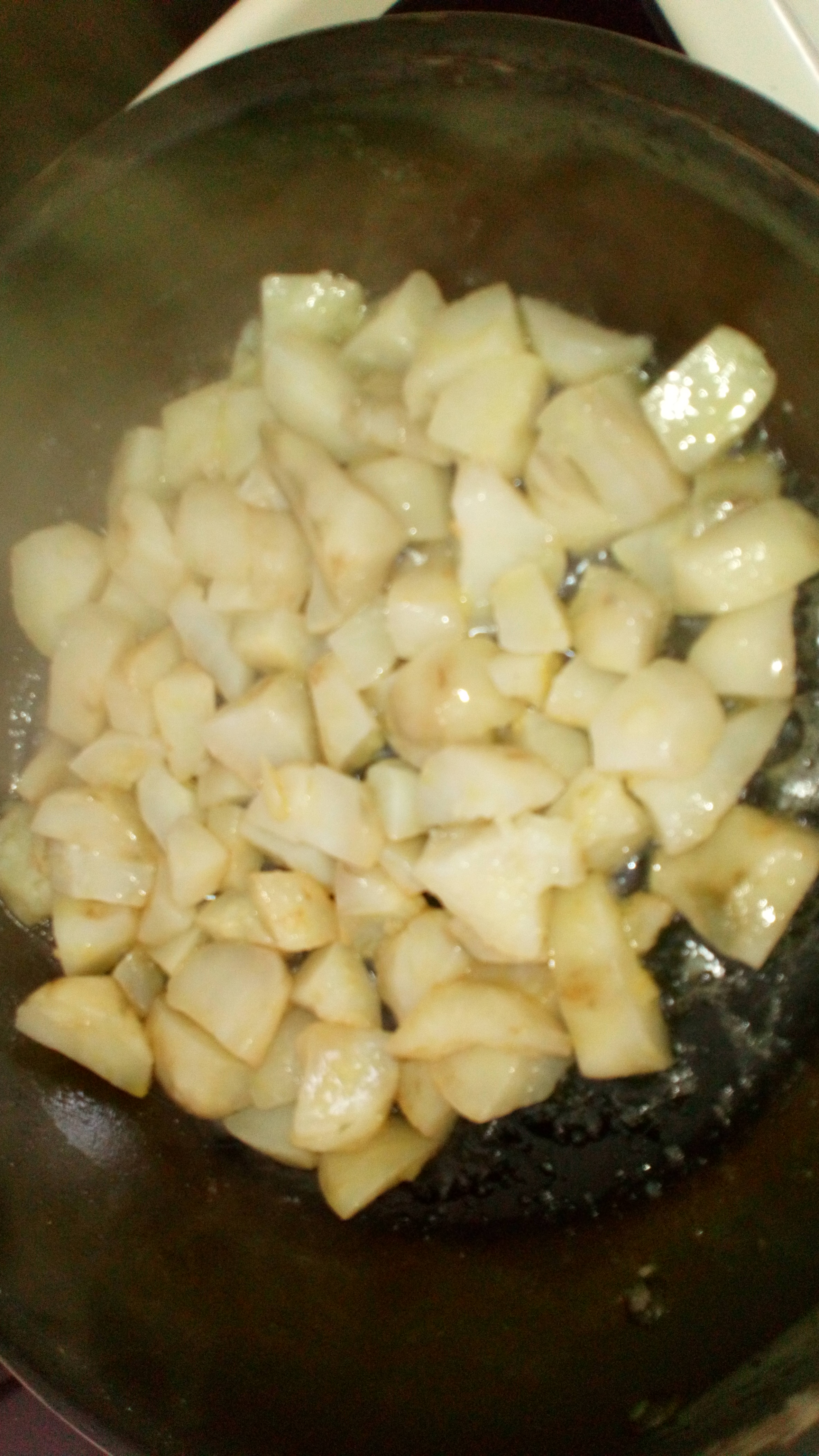 Poêler les dés de topinambours précuits à l'eau avec un petit peu de beurre. Pan the jerusalelm artichoke with butter.