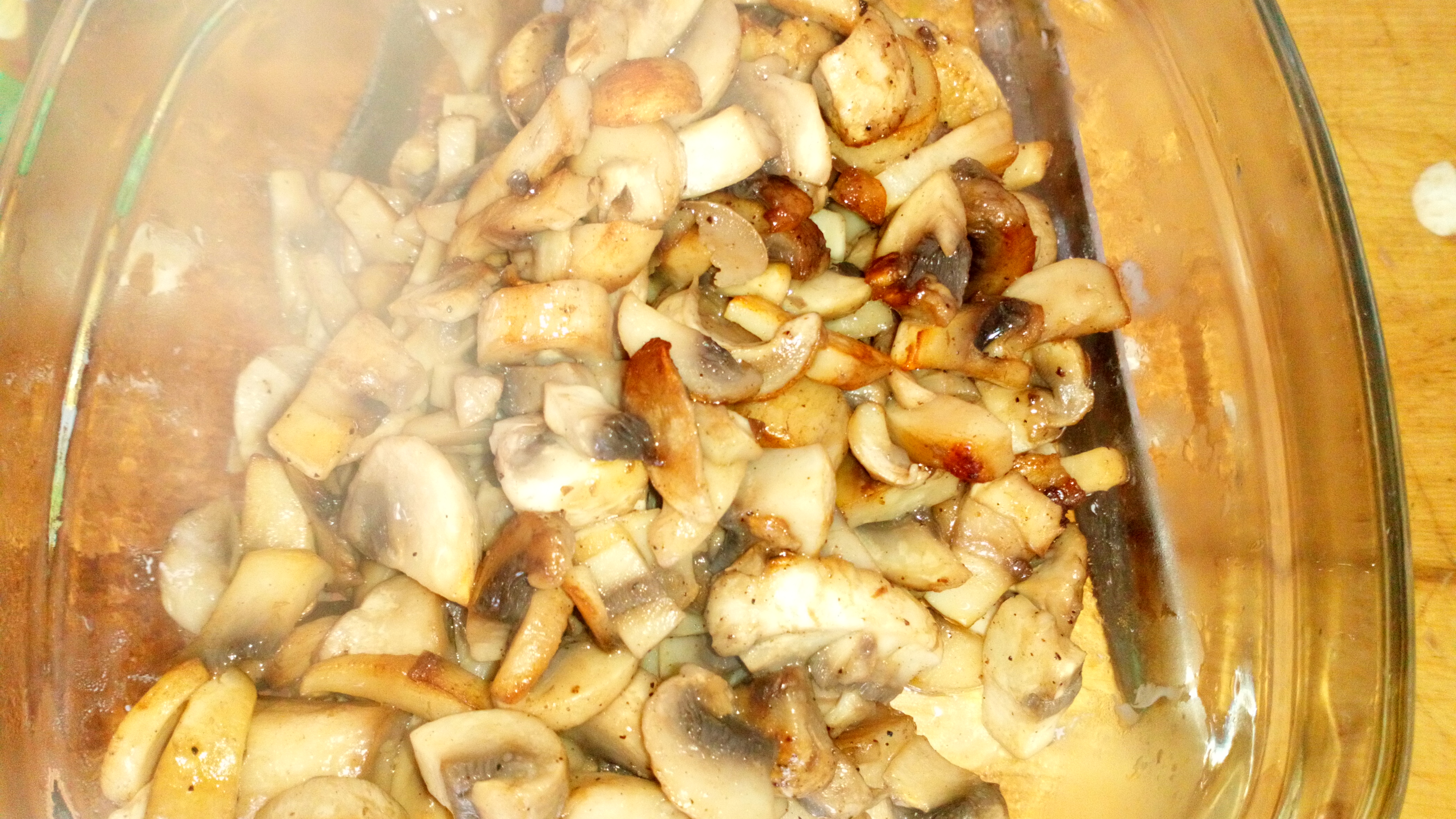 Faire poêler les champignons et les réserver dans un saladier. Pan mushrooms in pan and keep in bowl