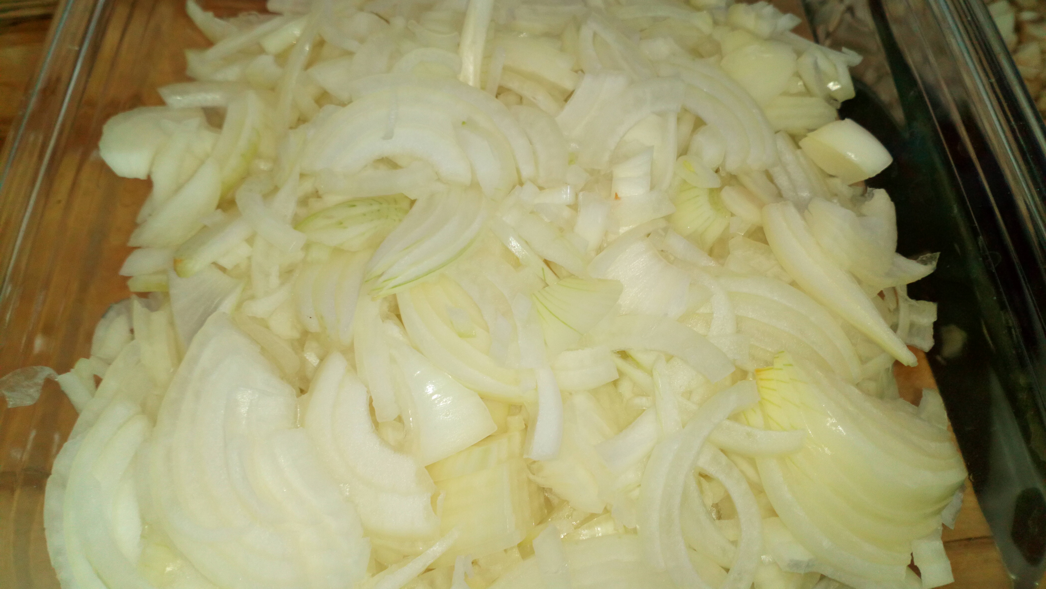Eplucher et émincer les oignons. Peel and mince thinly the onions.