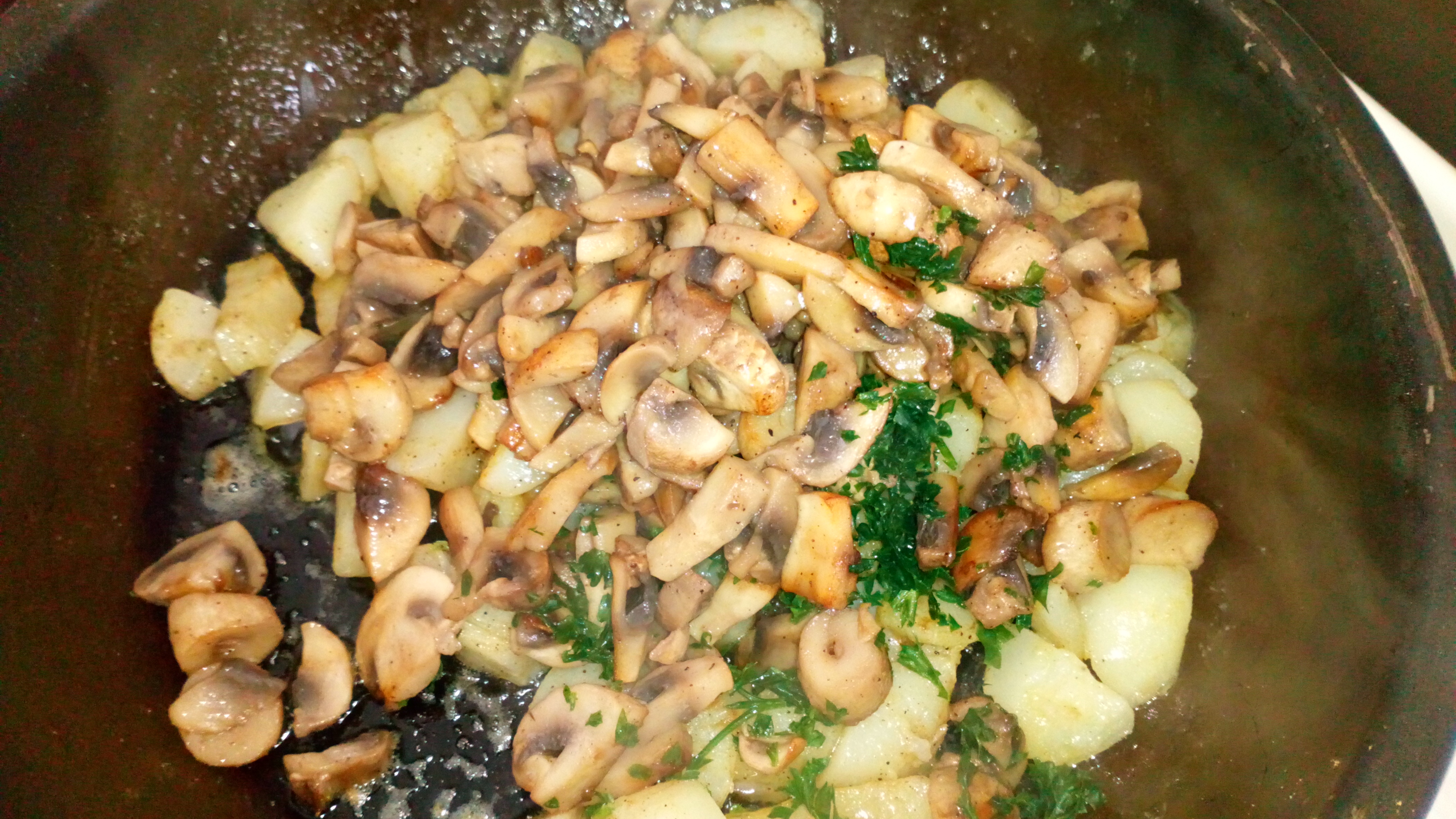 Ajouter les champignons et une pincée de persil haché. saler et poivrer. Add mushrooms , pinch of minced parsley, salt and pepper