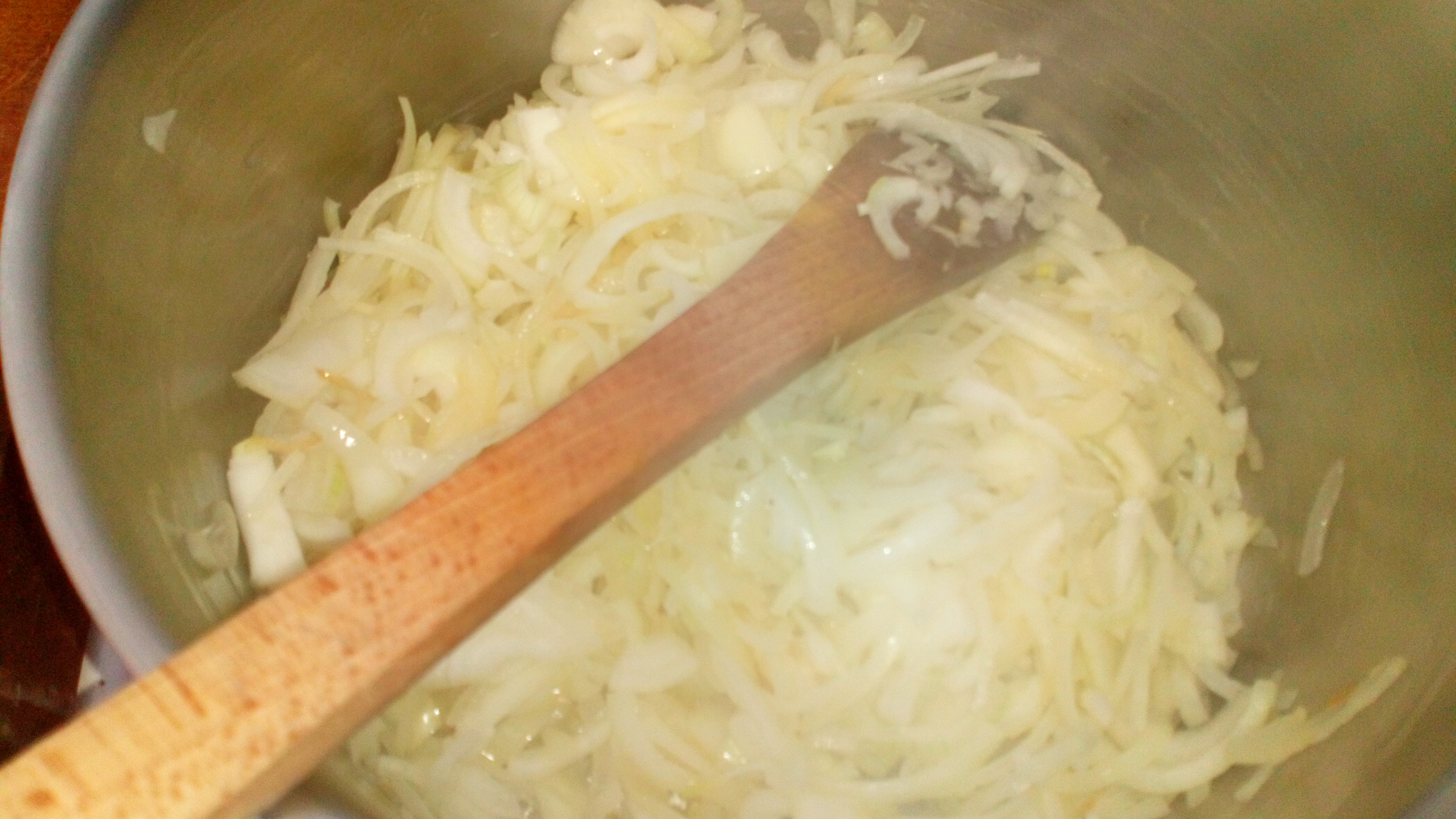 Faire fondre le beurre dans une casserole, et ajouter les oignons quand celui-ci est mousseux Melt the butter in a saucepan, and sweat them on 3/4 burner.