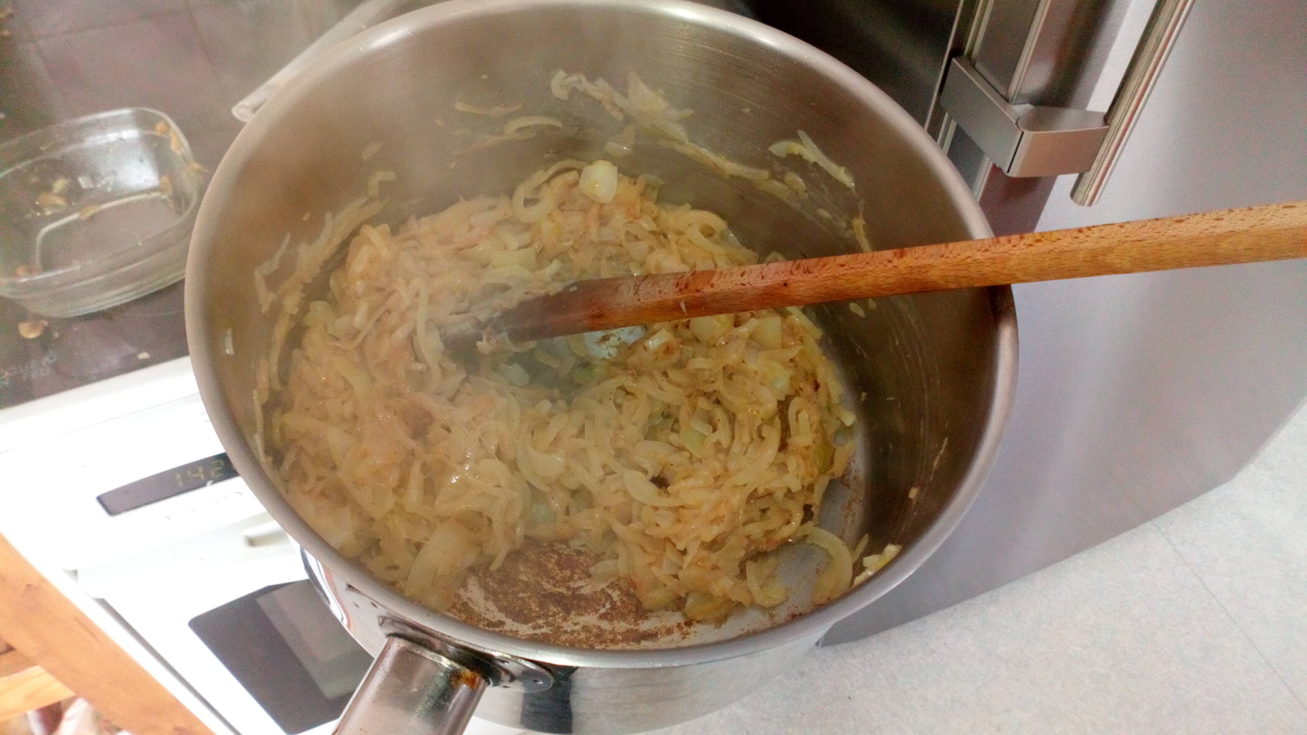 Baisser la température au 3/4 et bien faire suer jusqu'à obtenir une belle couleur proche du caramel. Bring them to the colour like nuts