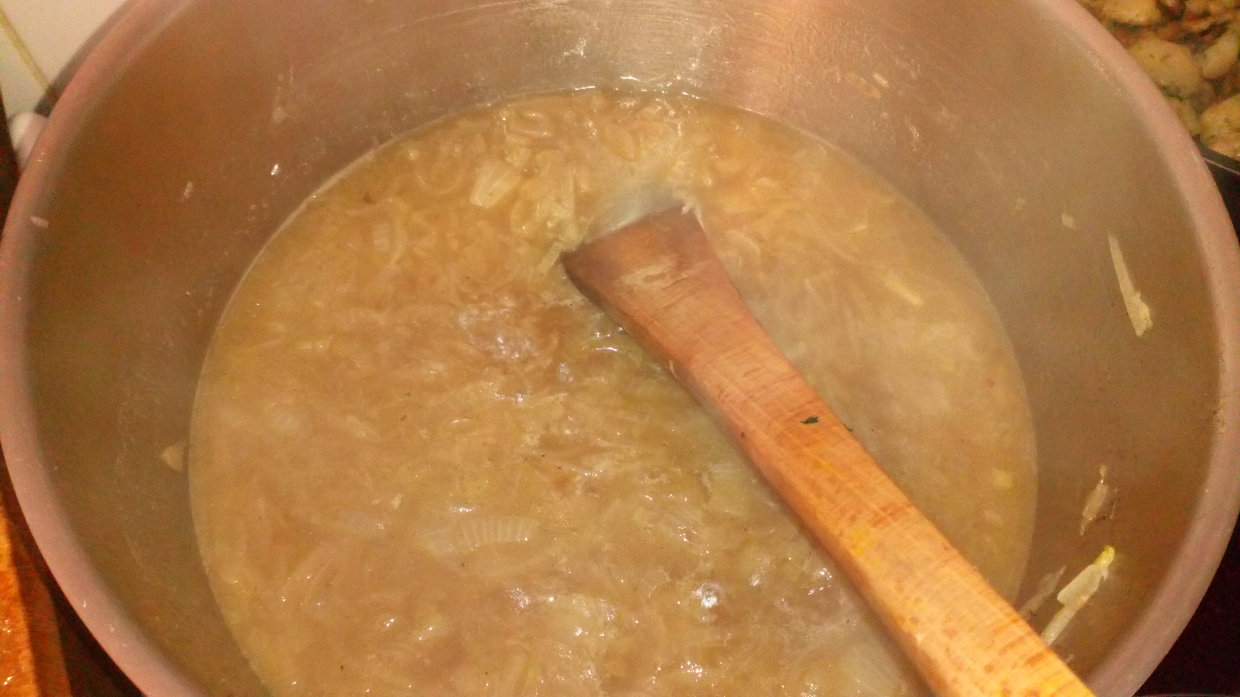 ajouter 1.25 litre de bouillon de bœuf. Saler et poivrer, laisser mijoter à petit feu pendant 1 heure. Add 1.25 liter of beef stock , season salt and pepper, and let boil slowly for 1 hour