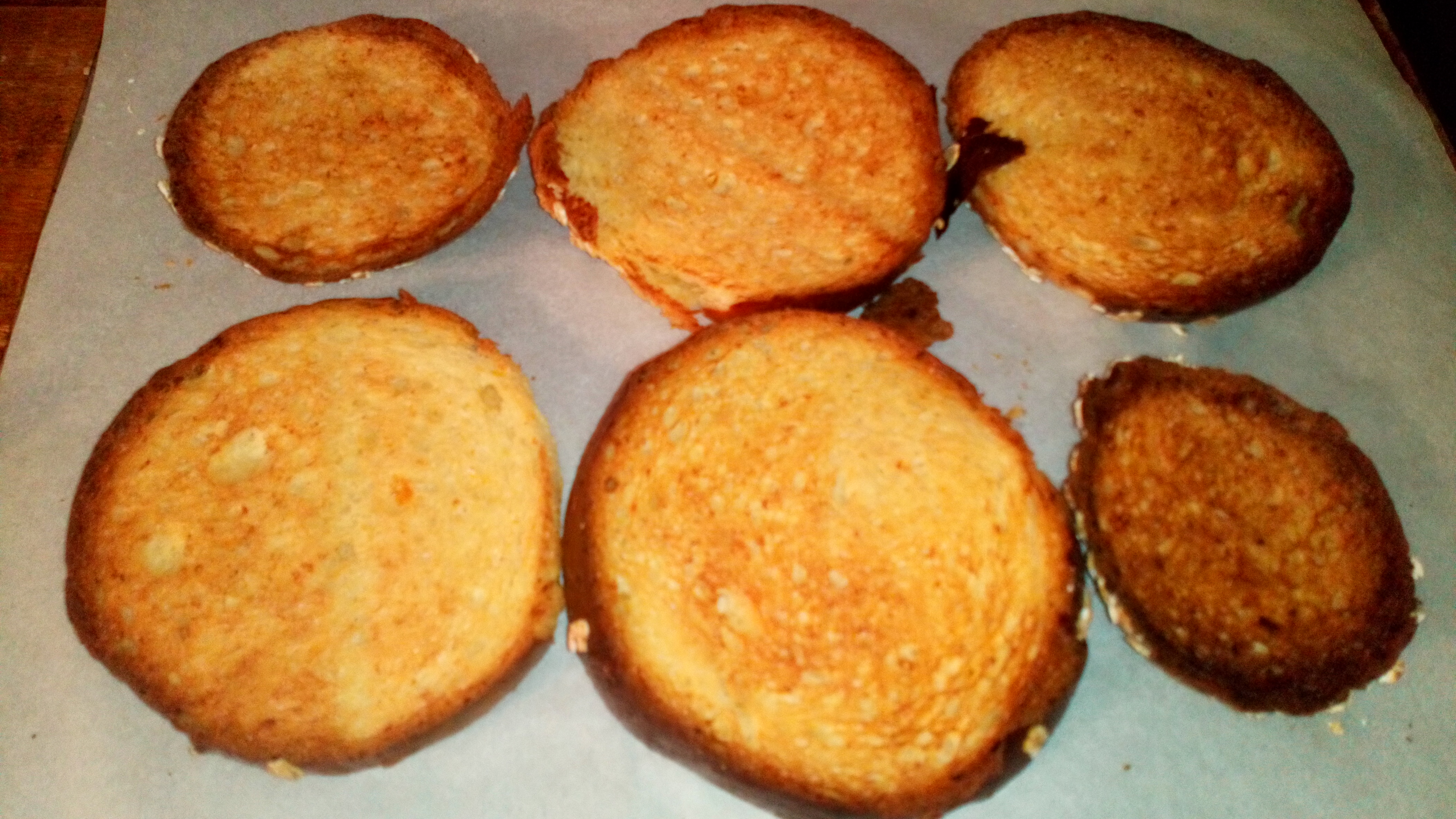 A côté, faire toaster des rondelles de pain au four. Parsemer du fromage râpé dessus, et les faire gratiner. Toast bread slices and put graped cheese on, grill them .