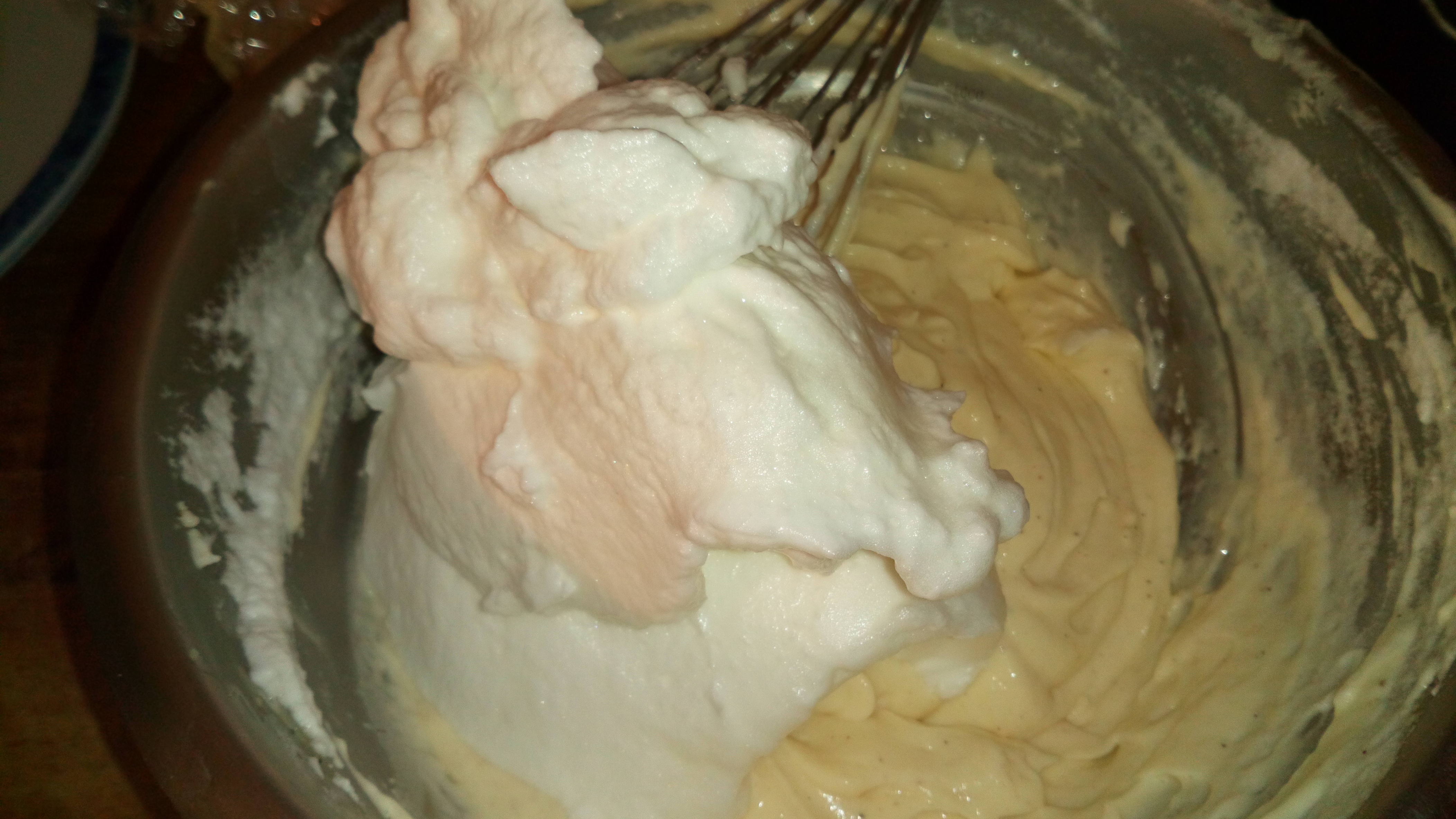 Quand vos invités sont là, juste avant de servir l'apéritif préchauffer le four à 190°. sortir la sauce mornay, pour la détendre avec le fouet. Une fois le four chaud, monter les blancs en neige ferme et les ajouter en deux fois à la sauce. When your guests are arrived, preheat oven at 356 ° F and take out fridge the mornay sauce. Once the oven is hot, make snow eggs, and add to Mornay sauce slowly in two times.