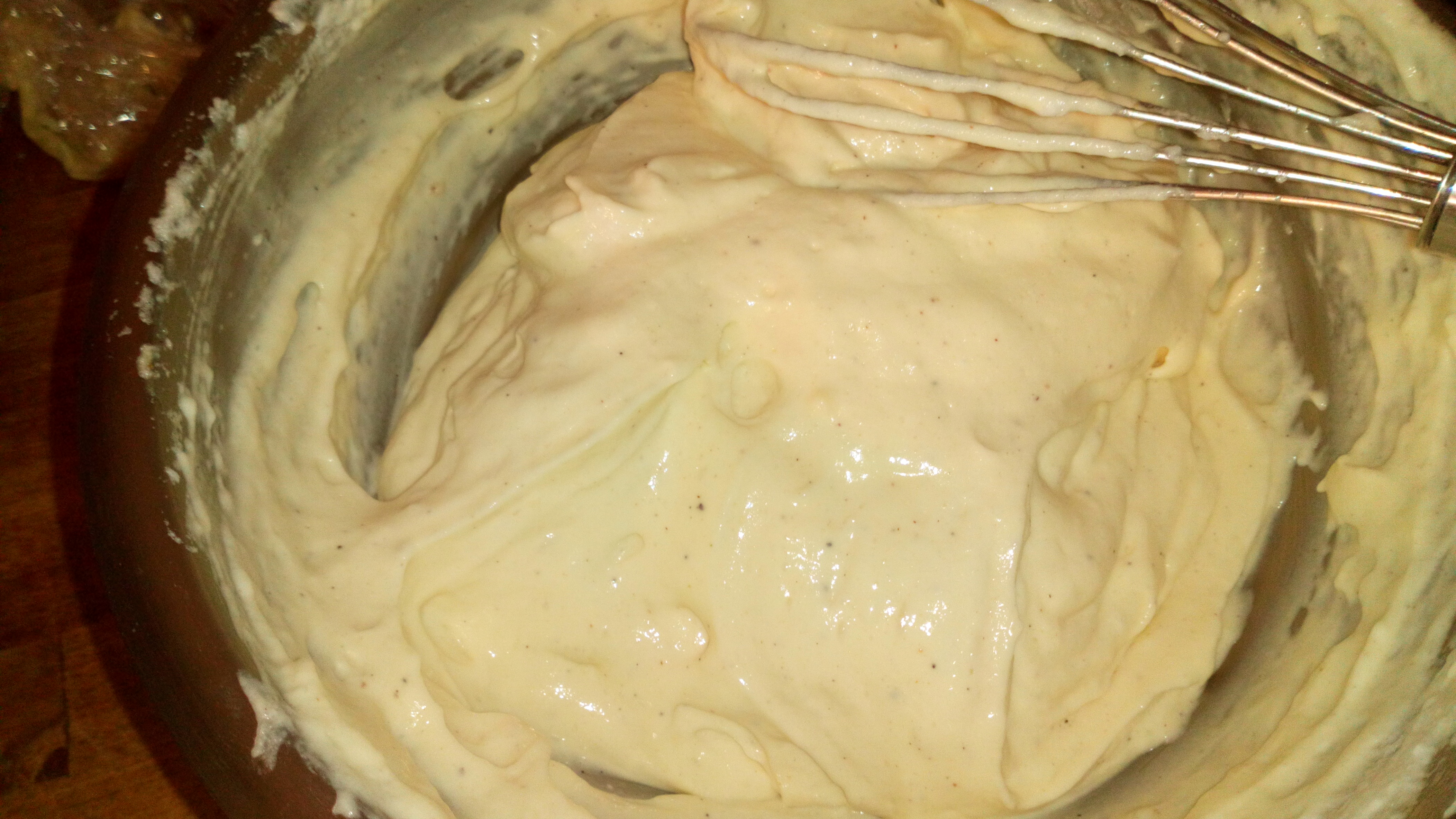 Remuer délicatement; le mélange doit être homogène, et aérer. Stir slolwly , miw must be homogeneous.