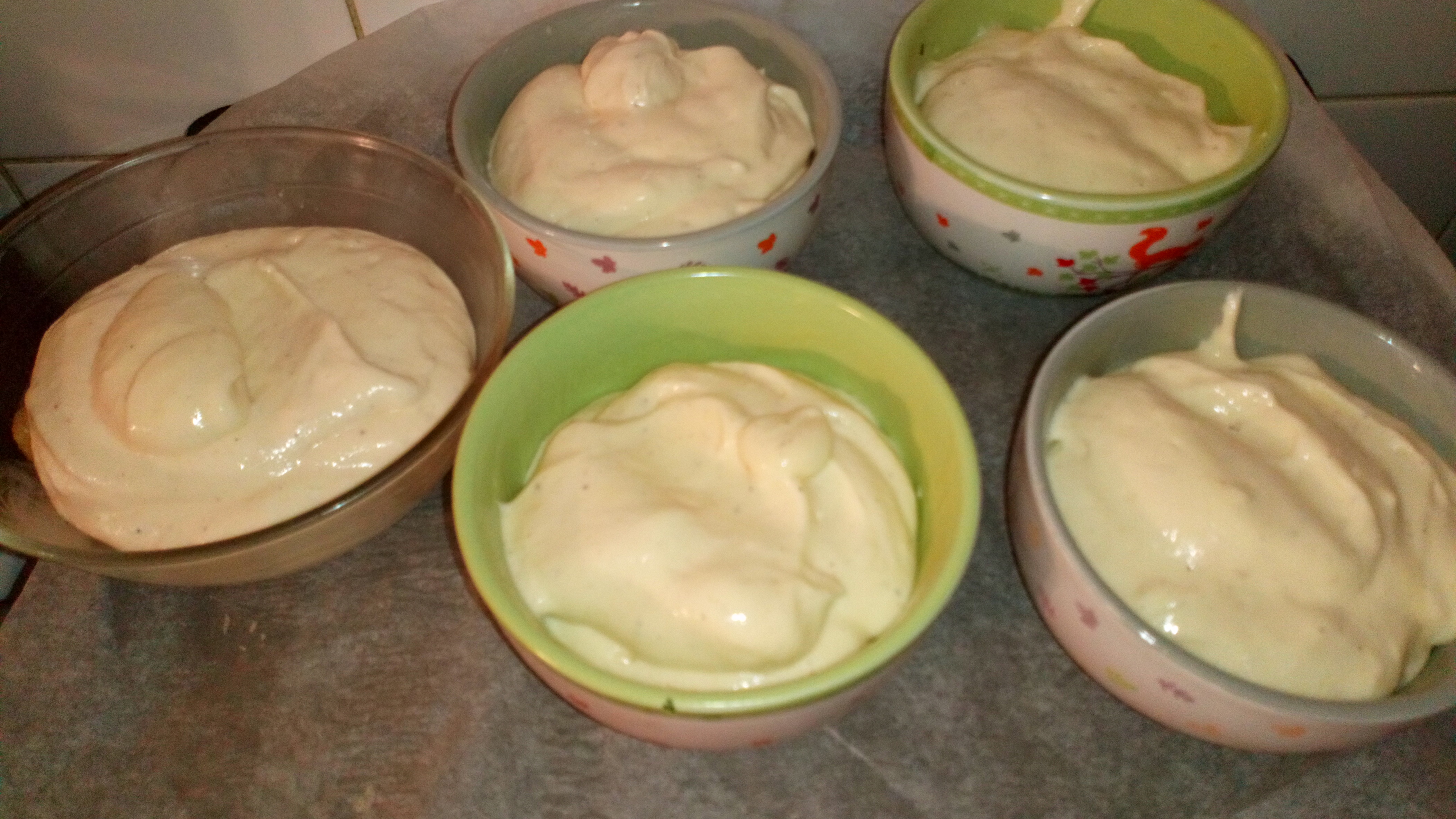 Répartir dans les ramequins en s'arrêtant à environ 1.5 cm du bord. Share in ramekins, stop at 1.5 down the edges