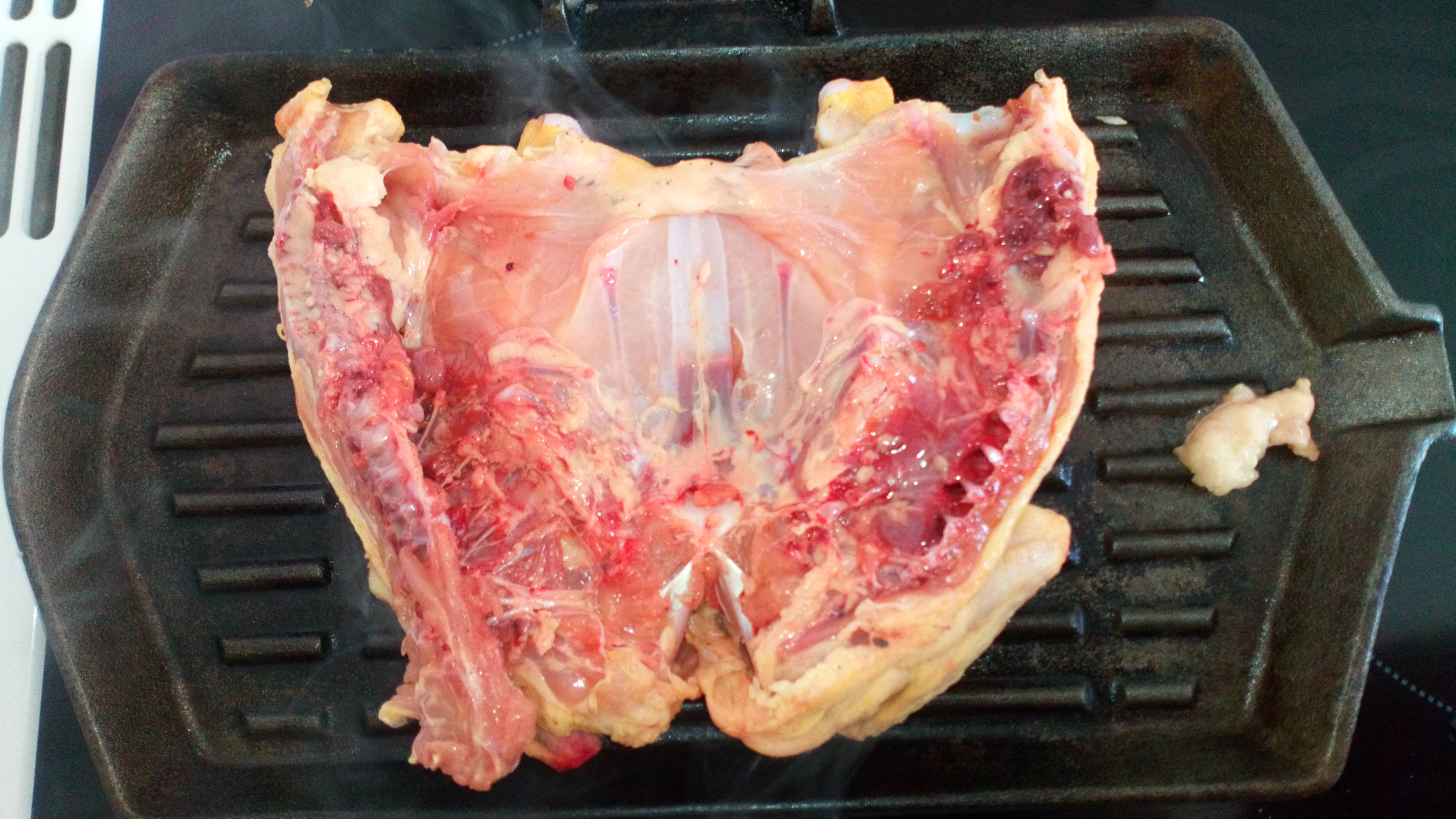 Griller de chaque côté les coquelets sur feu puissance modérée en commençant par la poitrine. Grill slowly on each side .