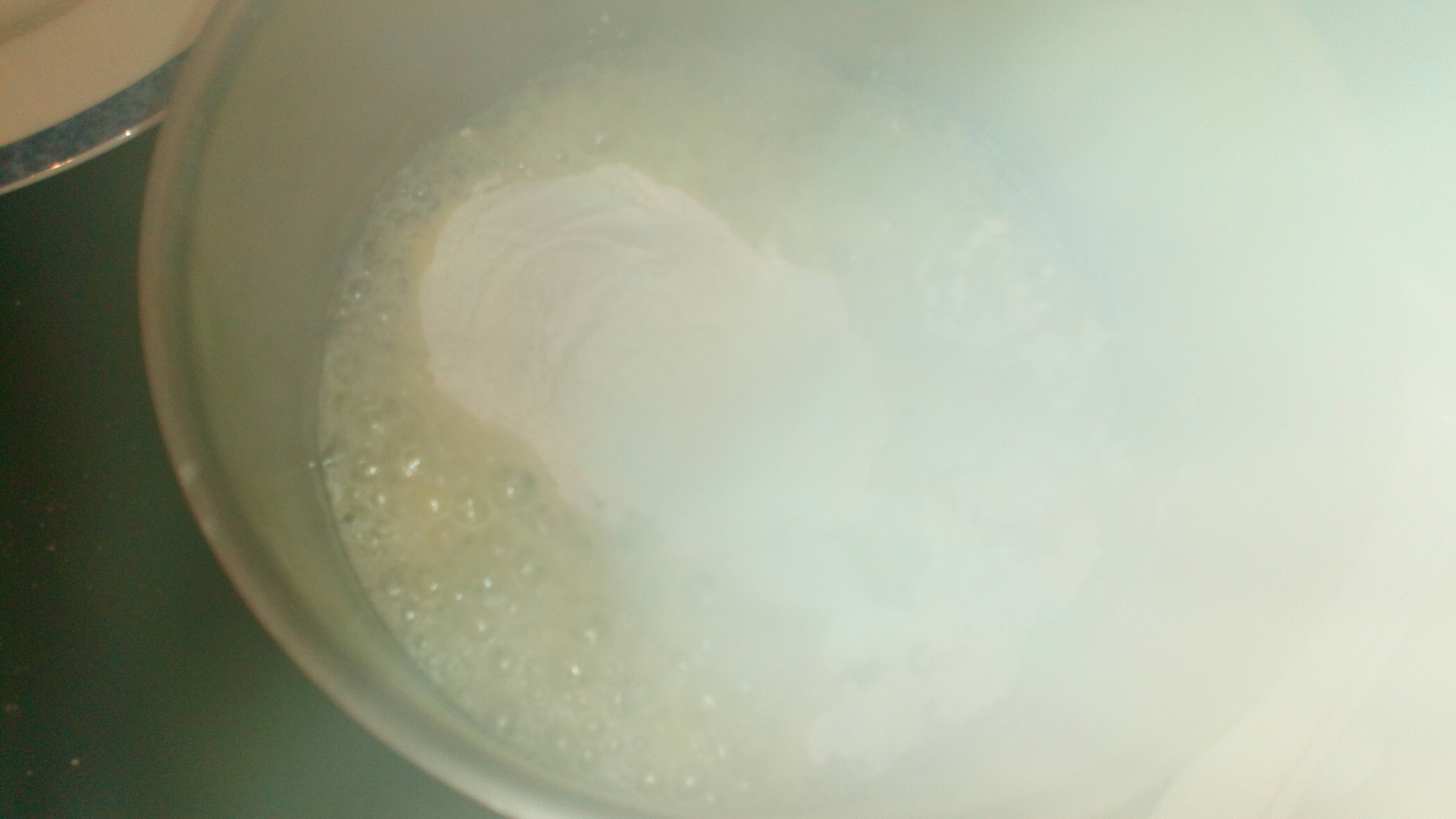 Dès que le beurre est fondu et qu'il mousse, ajouter la farine en dehors du feu. Once the butter is melted and sparkling, add the flour out burner.