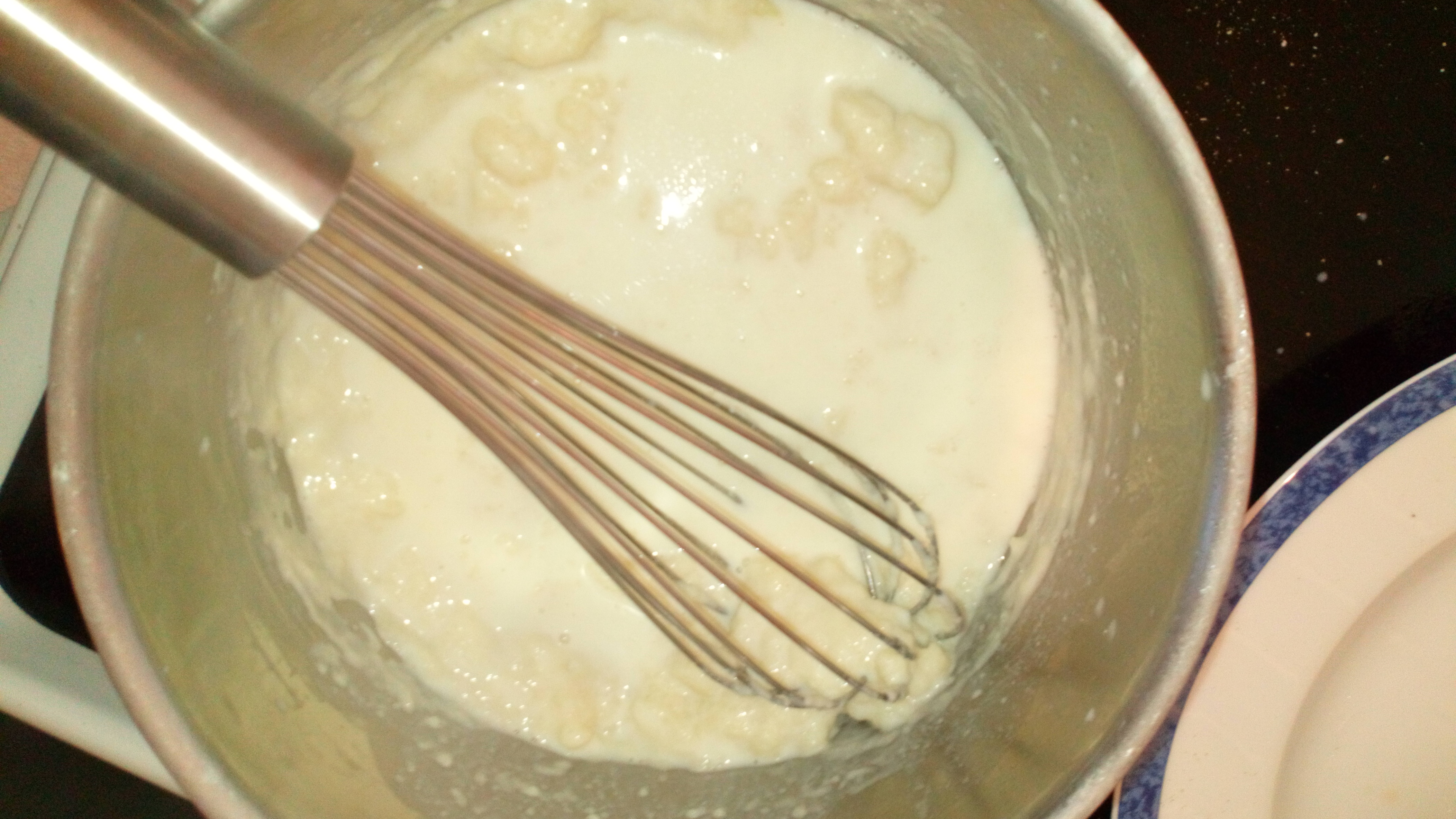 Verser une partie du lait, et bien mélanger rapidement. Pour a part of milk, and stir fast.