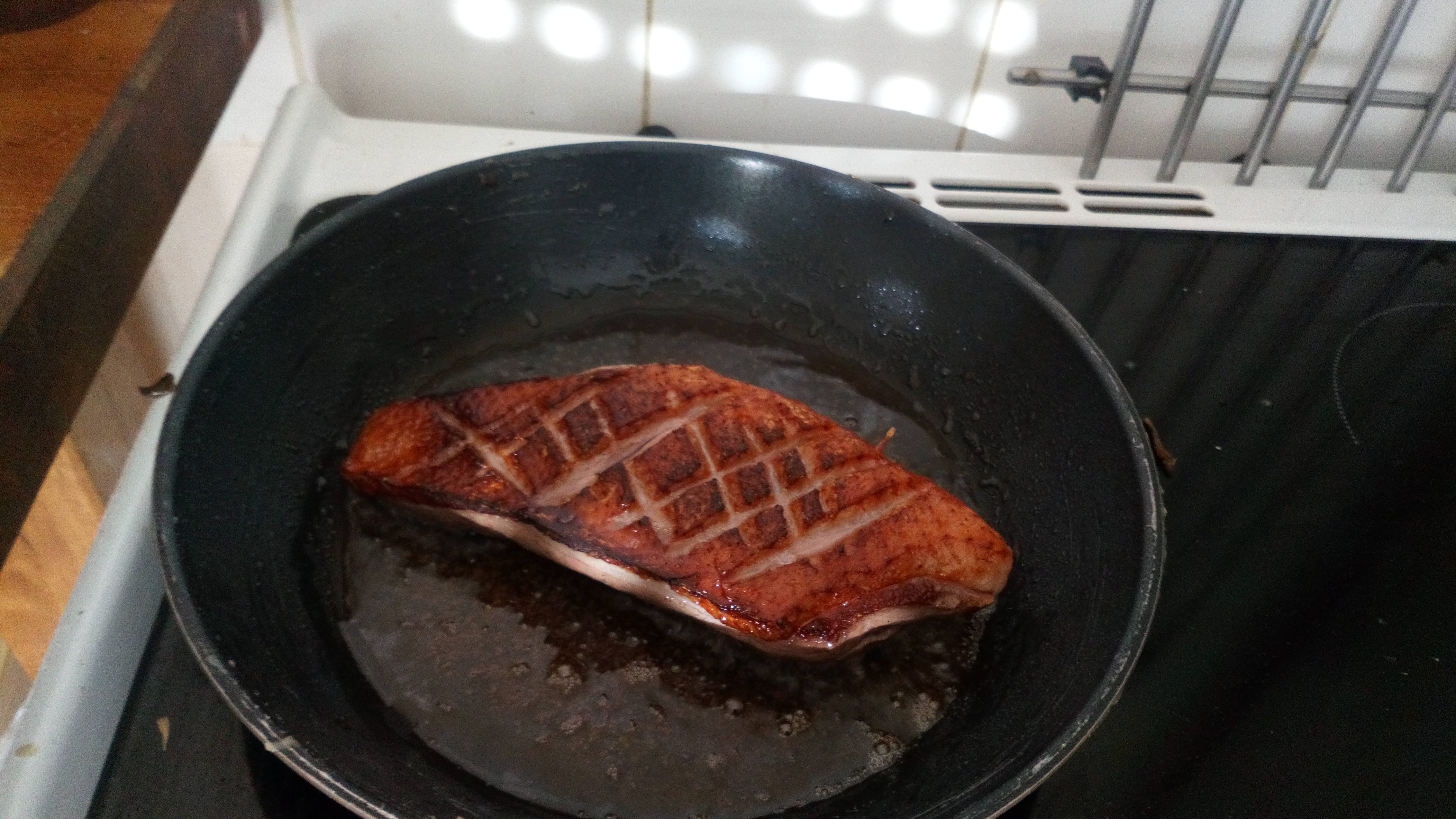 Préchauffer le four à 110 degrés. Poêler sans matière grasse, le magret dans une poêle chaude sur un feu réglé aux 3/4 . Preheat the oven at 230°F. Pan the breast each side without fat, on 3/4 burner.