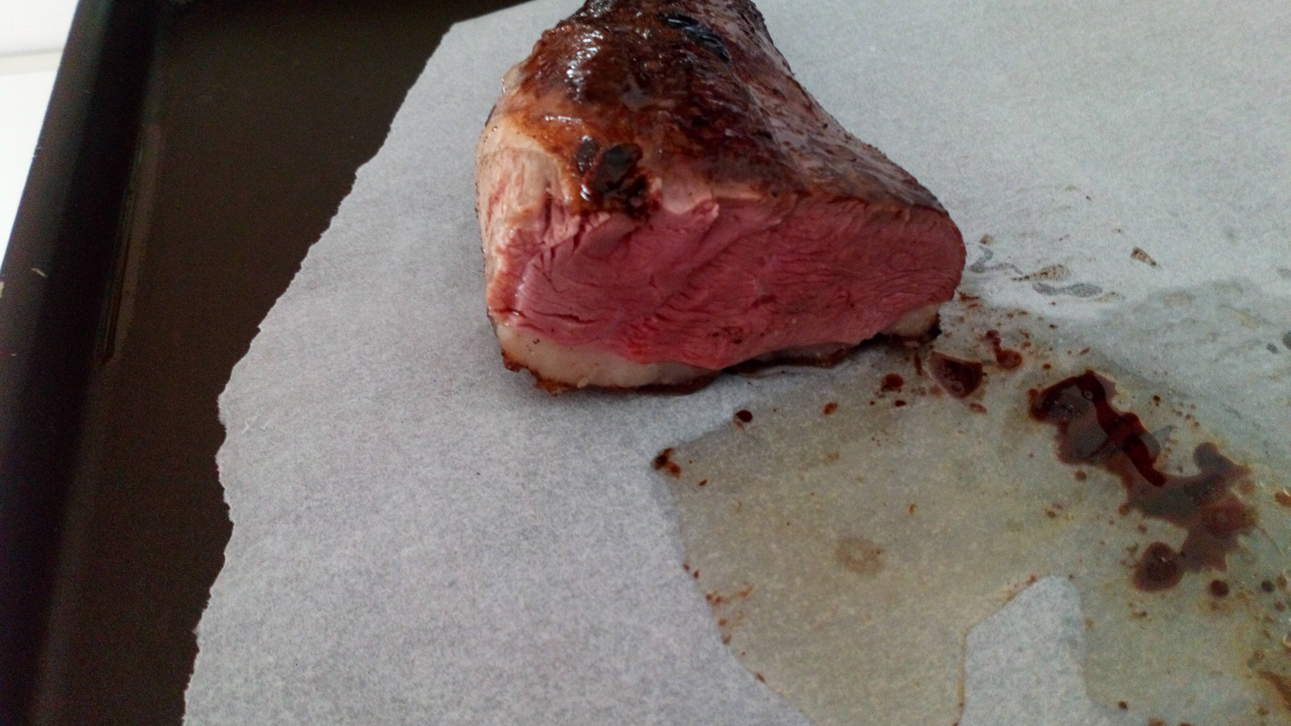 Laisser reposer 5 min en dehors du four, et couper le en tranches pour le le servir et le déguster. Vous constaterez qu'il n 'y a pas de sang alors qu'il est saignant et uniforme. Let rest 5 minutes out of the oven, and you can cut in slices , and enjoy tasting with sauce and vegetables. The udck breast is rare and uniform but no blood .