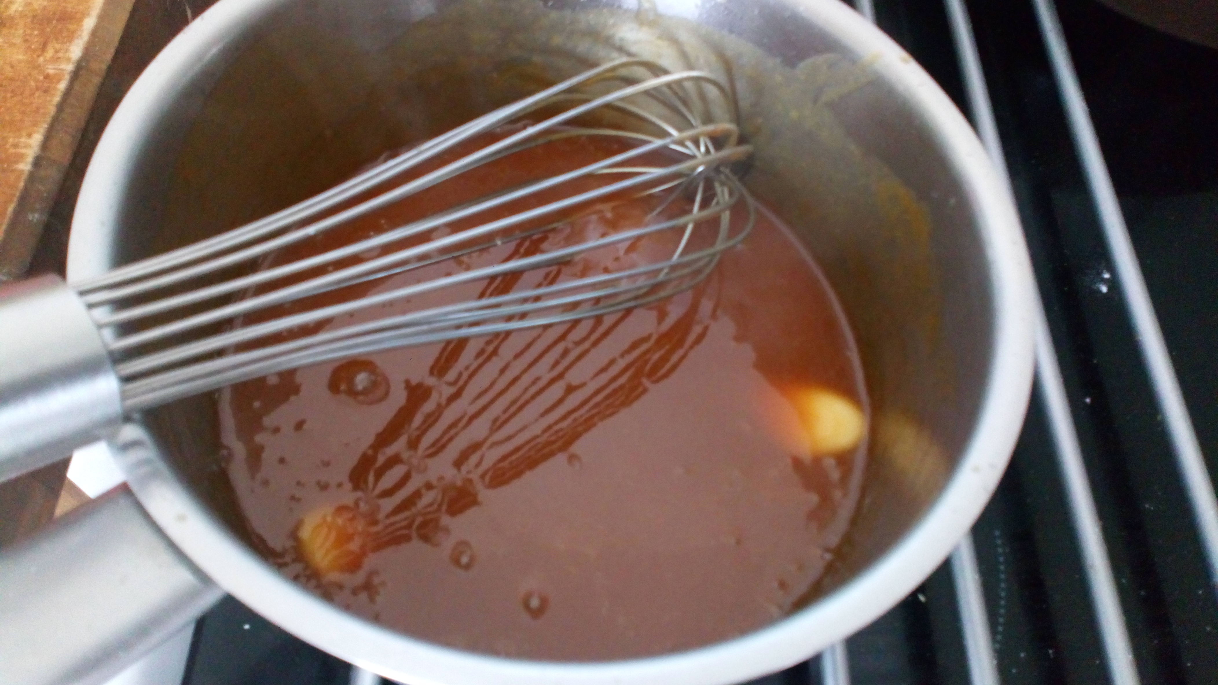 En dehors du feu, ajouter la crème liquide et le beurre en dès. Bien remuer. Out of burner, add liquid cream and salted butter.