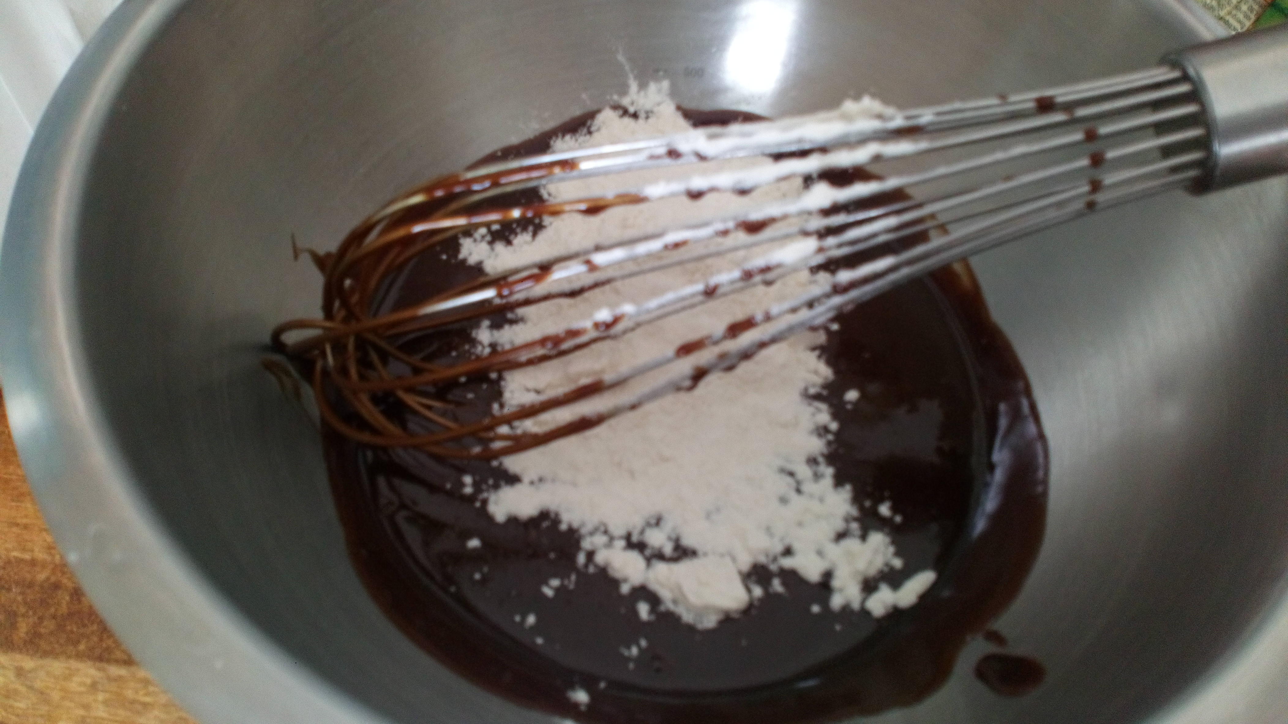 Ajouter les 50 gr de farine et 1/2 sachet de levure chimique Add the flour and 1/2 bag ( 0.1 Oz ) baking powder