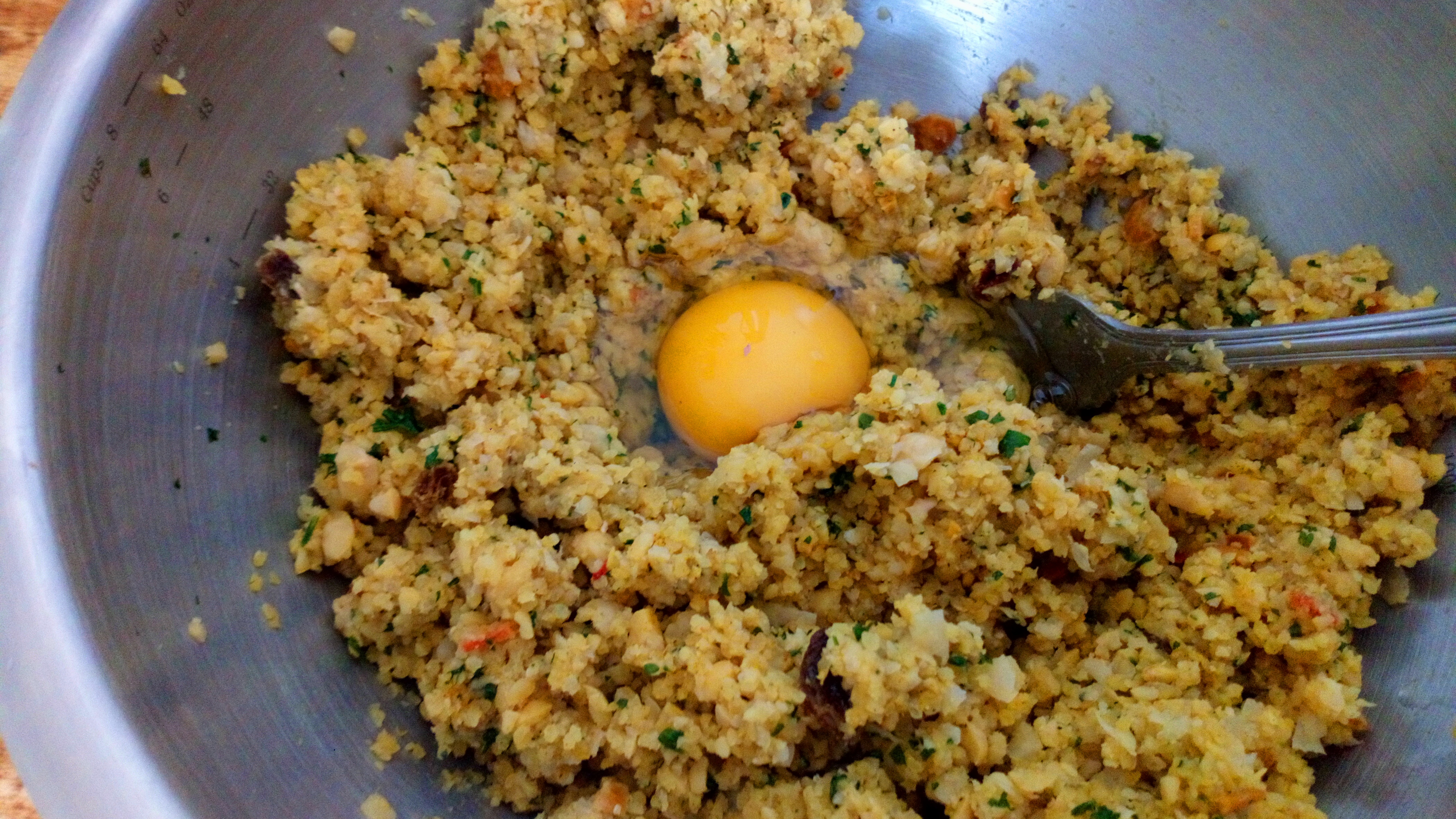 bien mélanger et ajouter un œuf. Bien malaxer avec des gants latex à usage unique. Well stir, and add 1 egg, stir again with hygienic glove