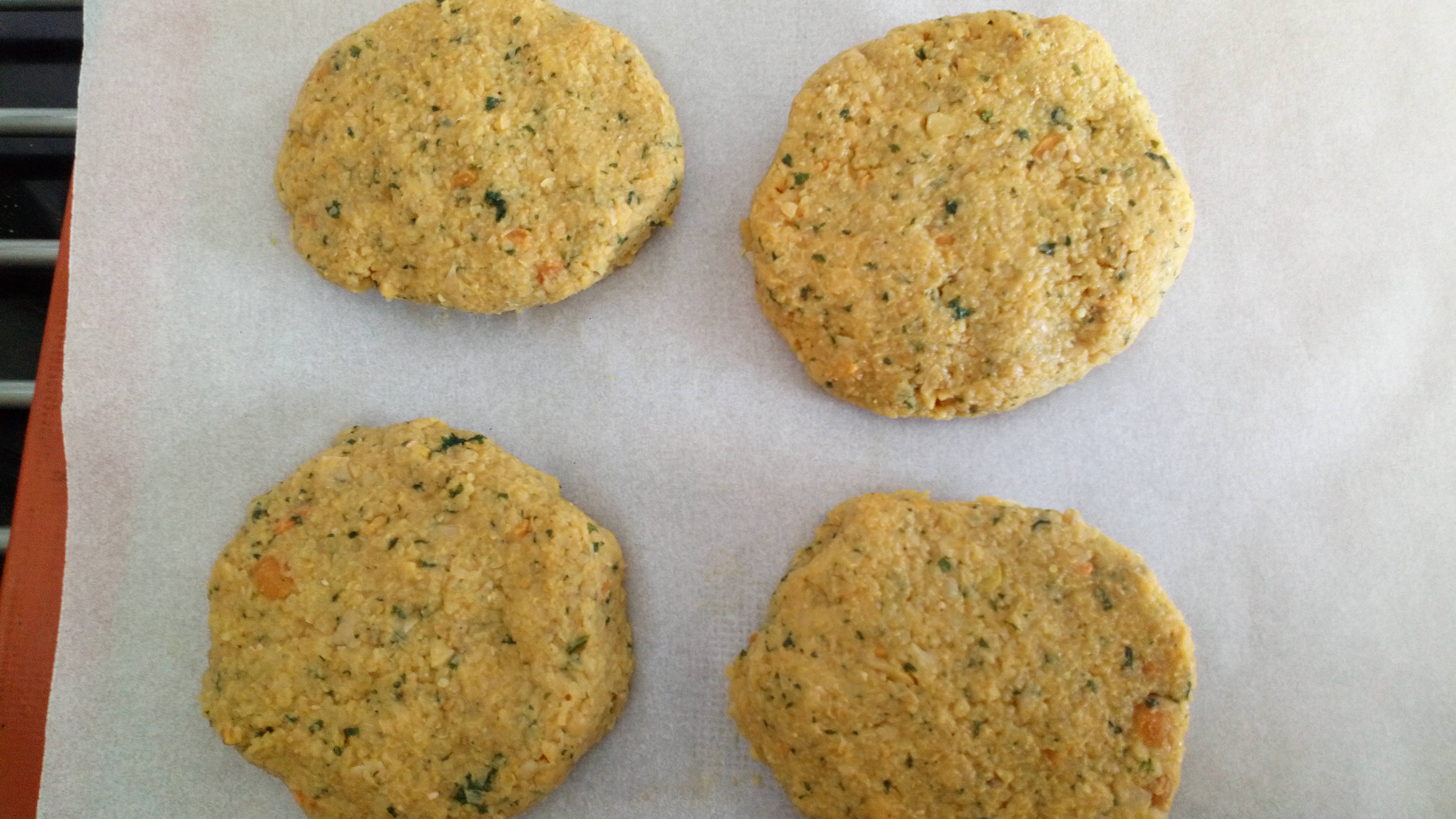 Former les steaks , toujours avec les gants hygièniques. les mettre au frais . Form steak with hands while keeping gloves.