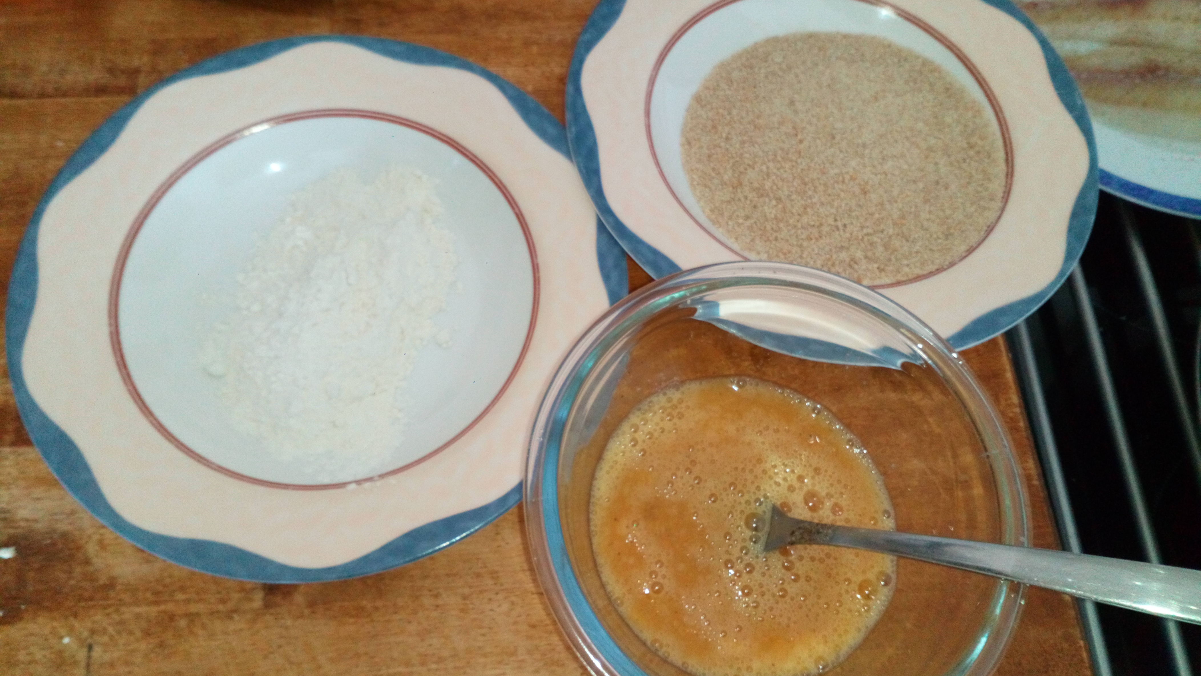 Préchauffer le four à 180 °C. Préparer trois contenant, avec farine, 2 œufs battus, et chapelure de pain fine. Preheat the oven at 356 °F . Prepare 2 plate and a bowl, with flour, beaten eggs, and fine breadcrumbs