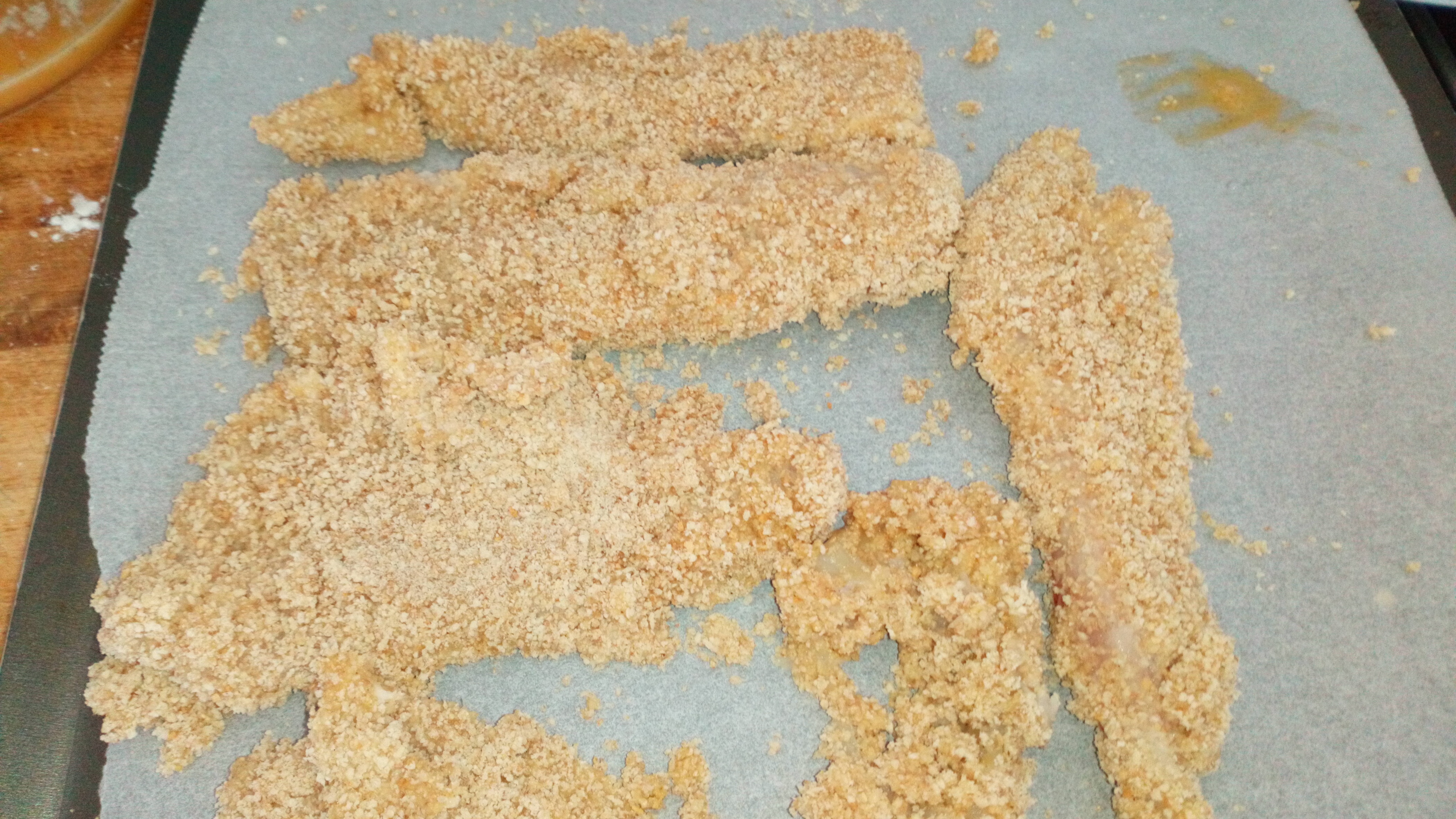 Paner les filets de poisson dans l'ordre farine oeuf chapelure. Cover the fish filet, in three steps , flour , eggs, and breadcrumbs.