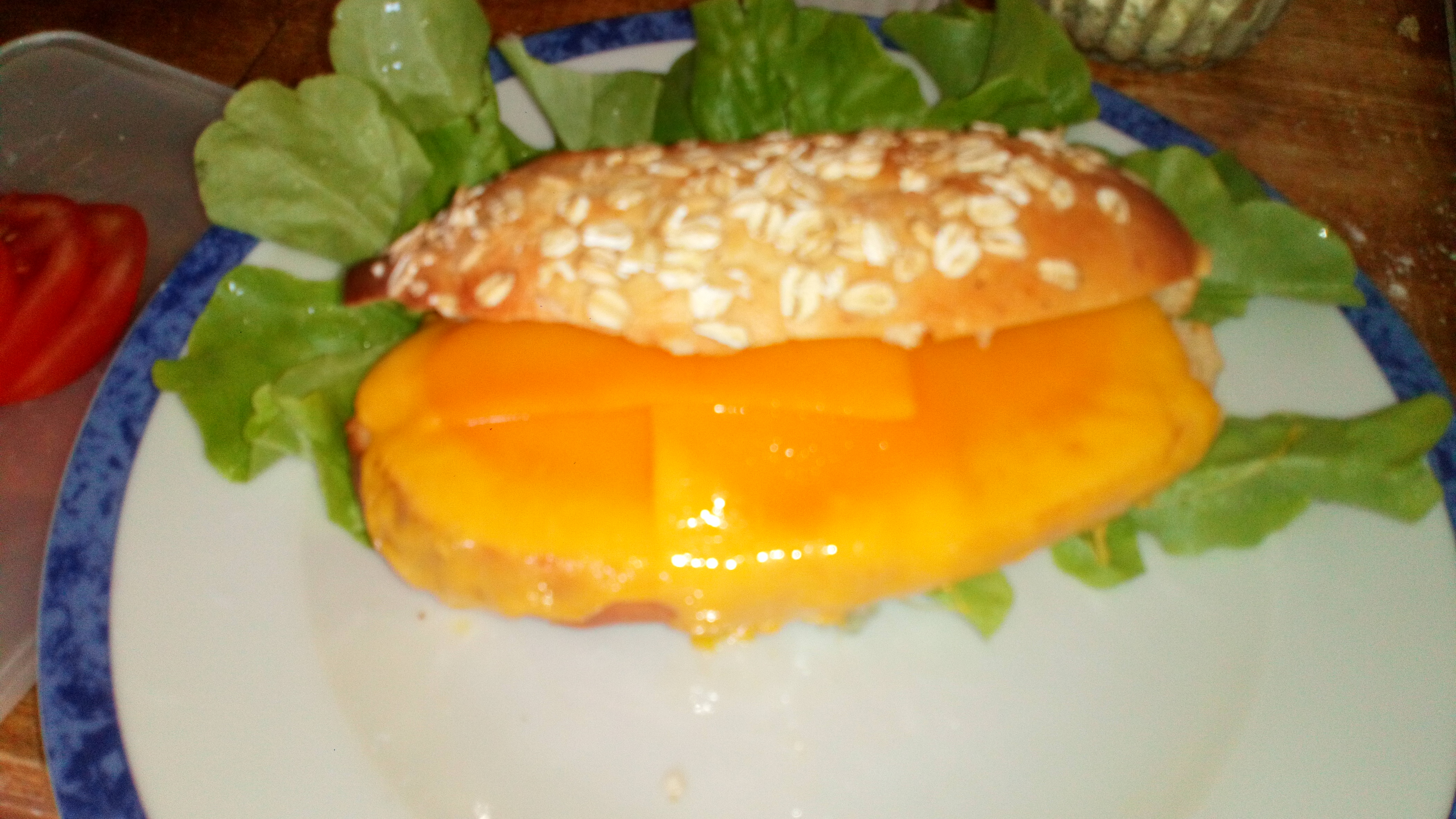 Une fois que le cheddar est fondu , et le pain un peu toasté, commencer à garnir Once the bread toasted with cheese.