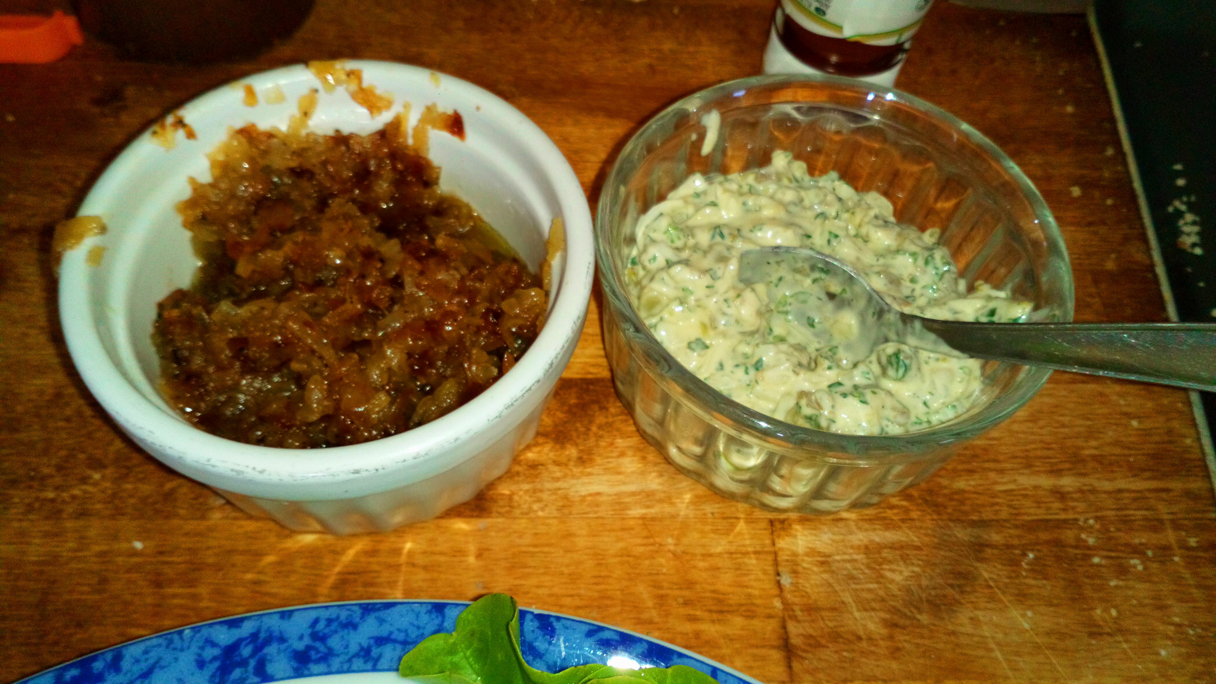 Prendre les oignons caramélisés au préalable et la sauce tartare maison . Garnish with caramlized onions and tartare sauce.
