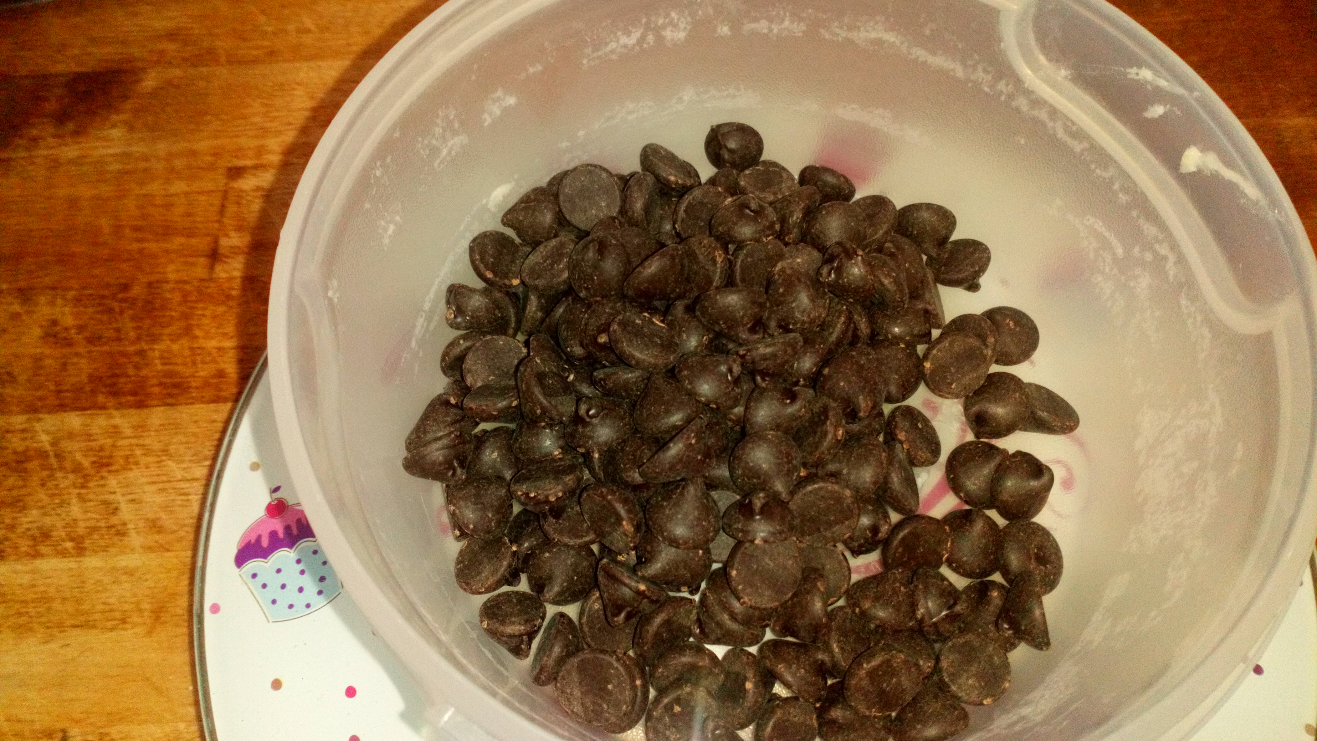 Prendre le chocolat noir pesé. Then take the black chocolate.