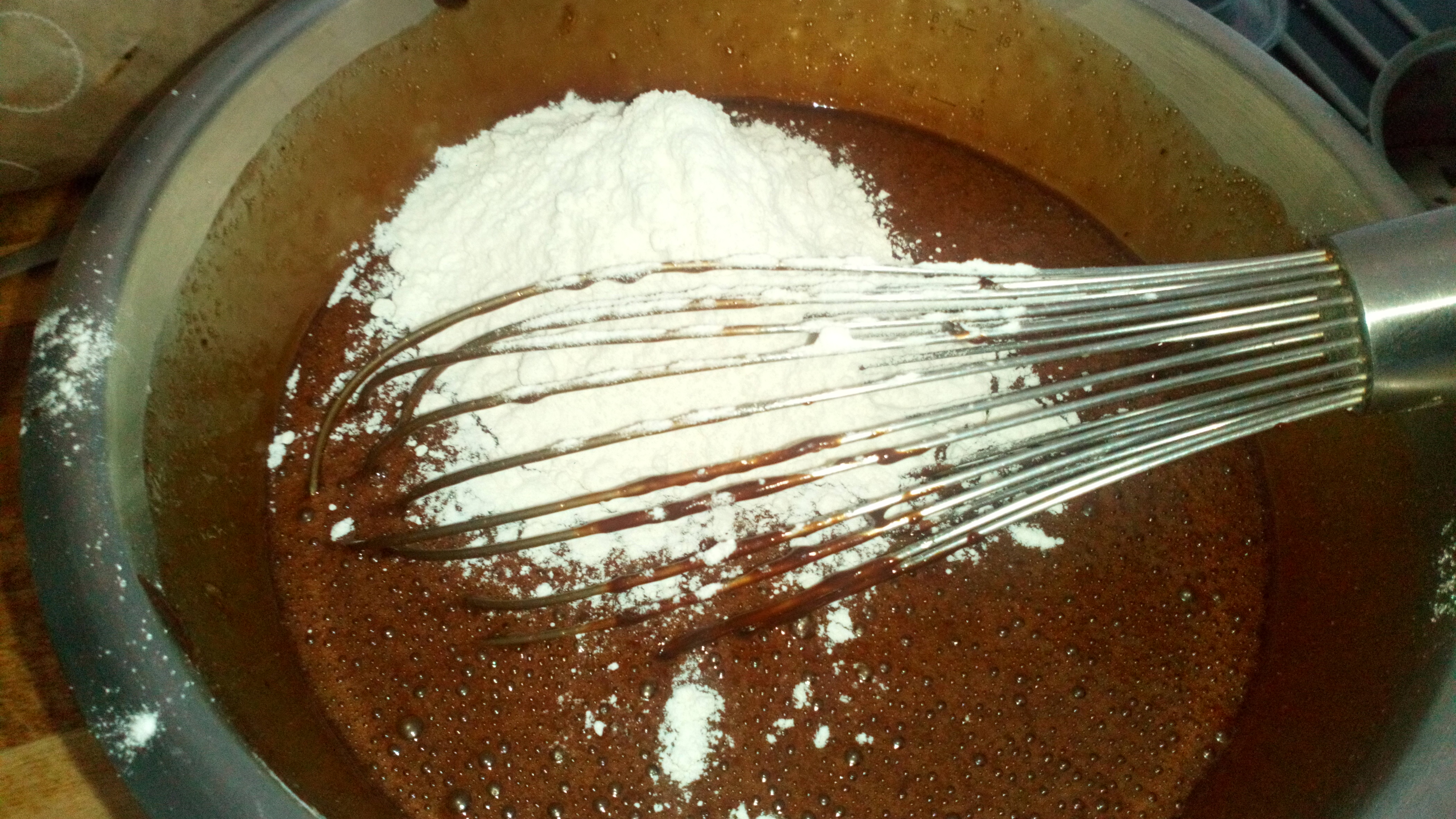 Ajouter le caramel beurre salé au chocolat, bien remuer, et ensuite la farine. Add the fudge , stir , then add flour, and stir.