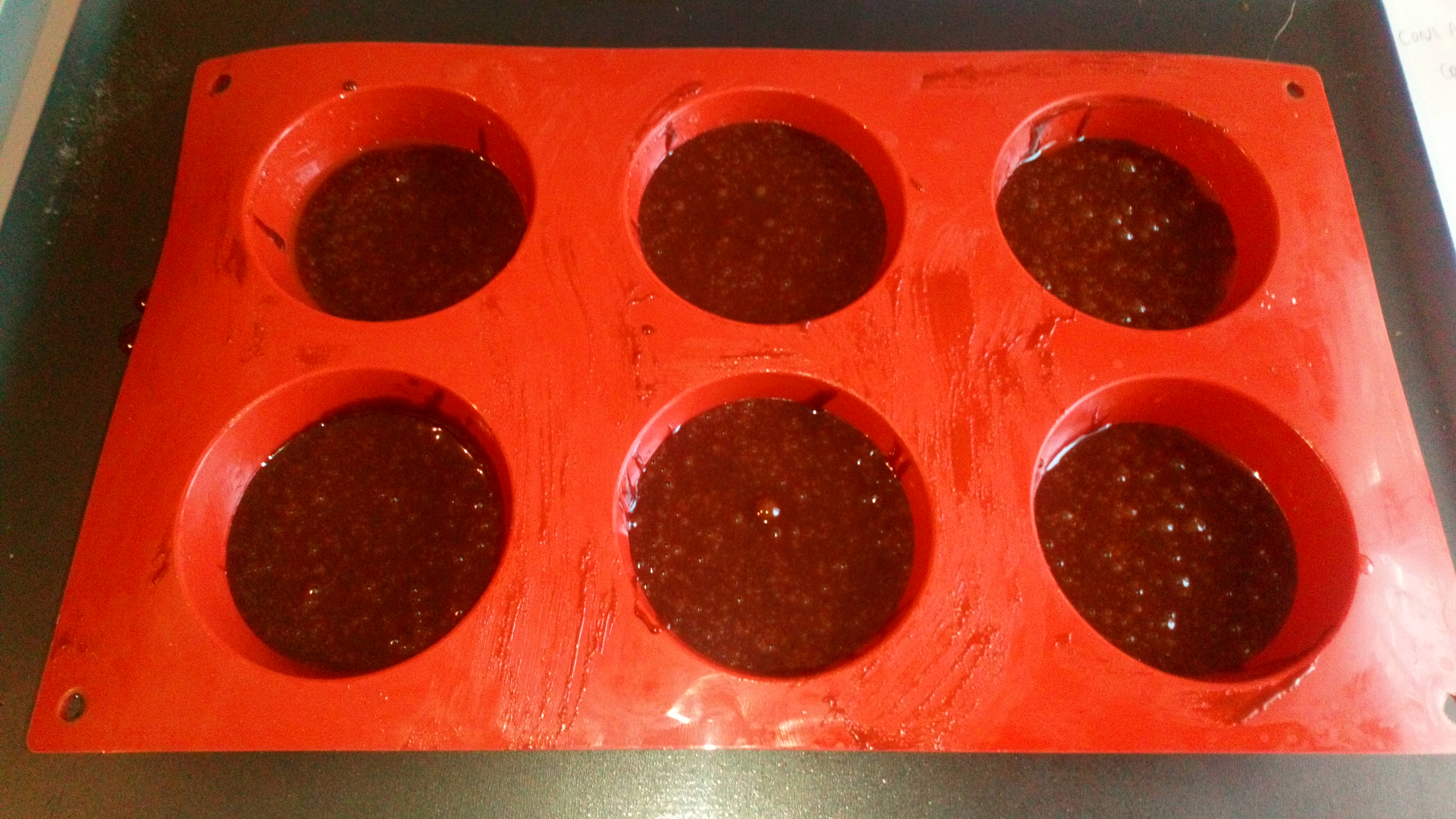 Essuyer un peu les bords et mettre au four à 180° C pendant 20 minutes. Clean them, and bake during 20 min at 356° F