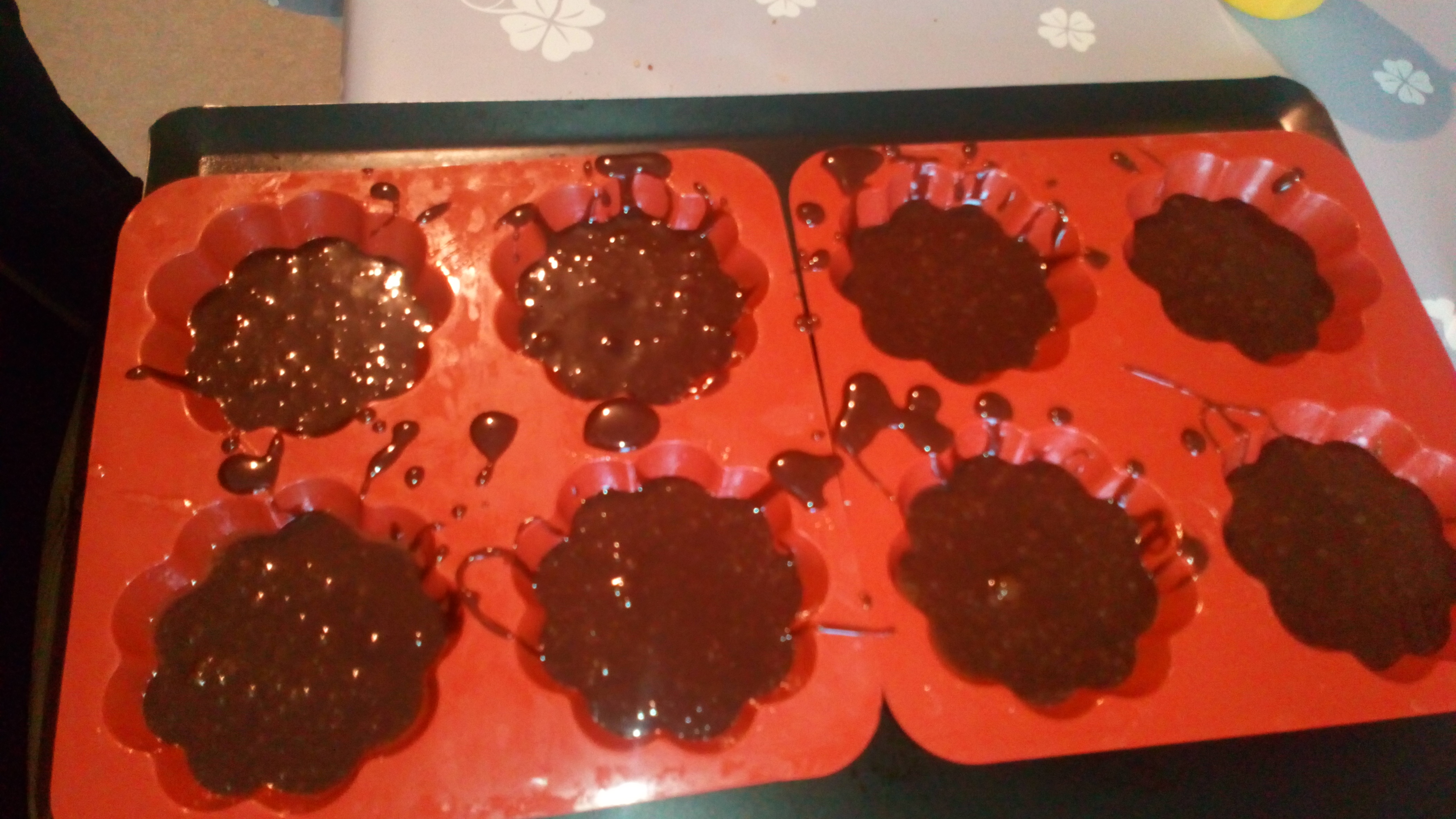 Remplir les empreintes des moules silicones en arrêtant 0.5 cm avant le bord. Melt and Butter the silicon mold, and full them ,normally 14 portions