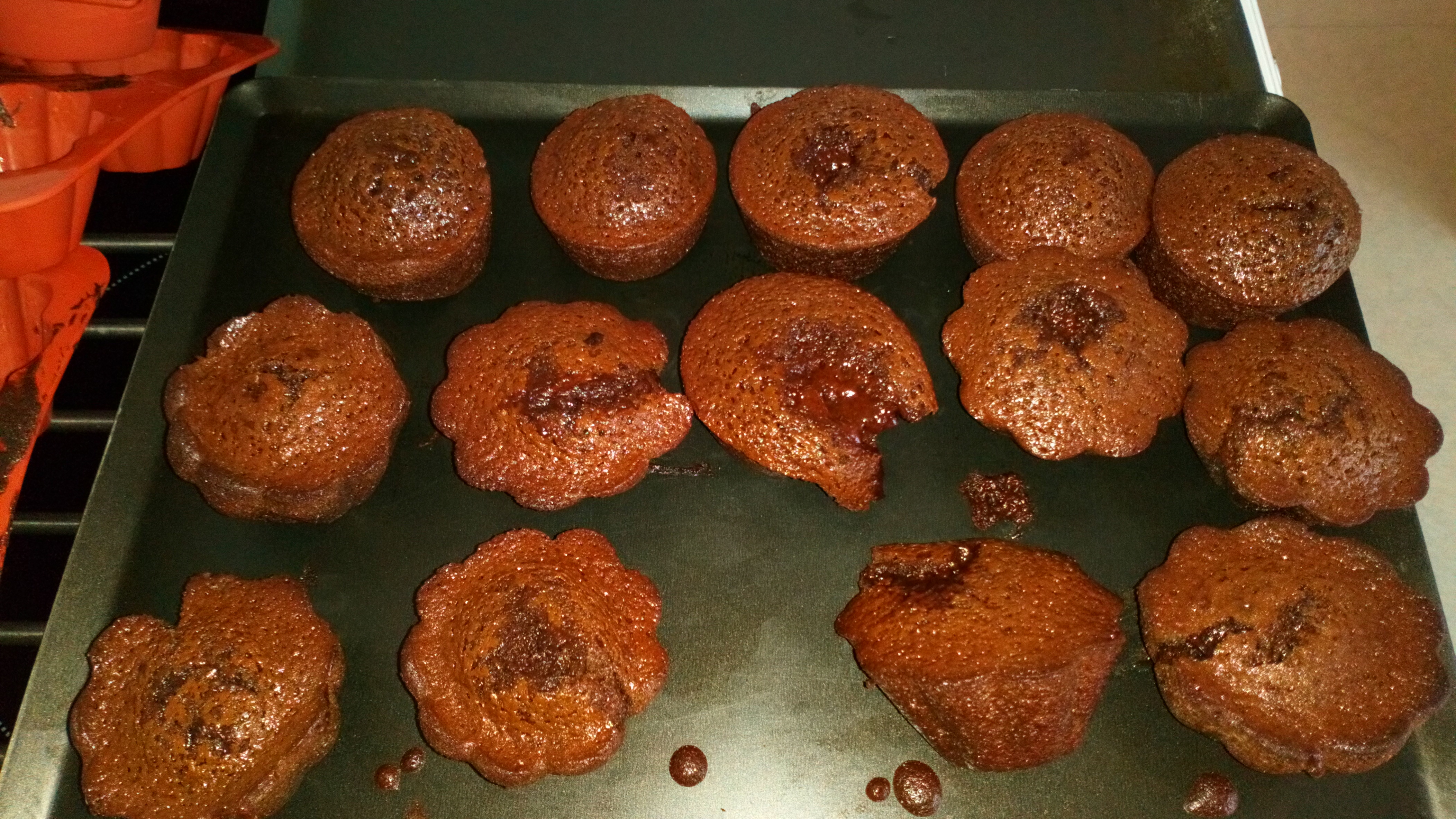 Une fois cuits, sortir les moules du four et démouler les brownies sur une plaque. Once they're cooked , unmold them on bake-sheet