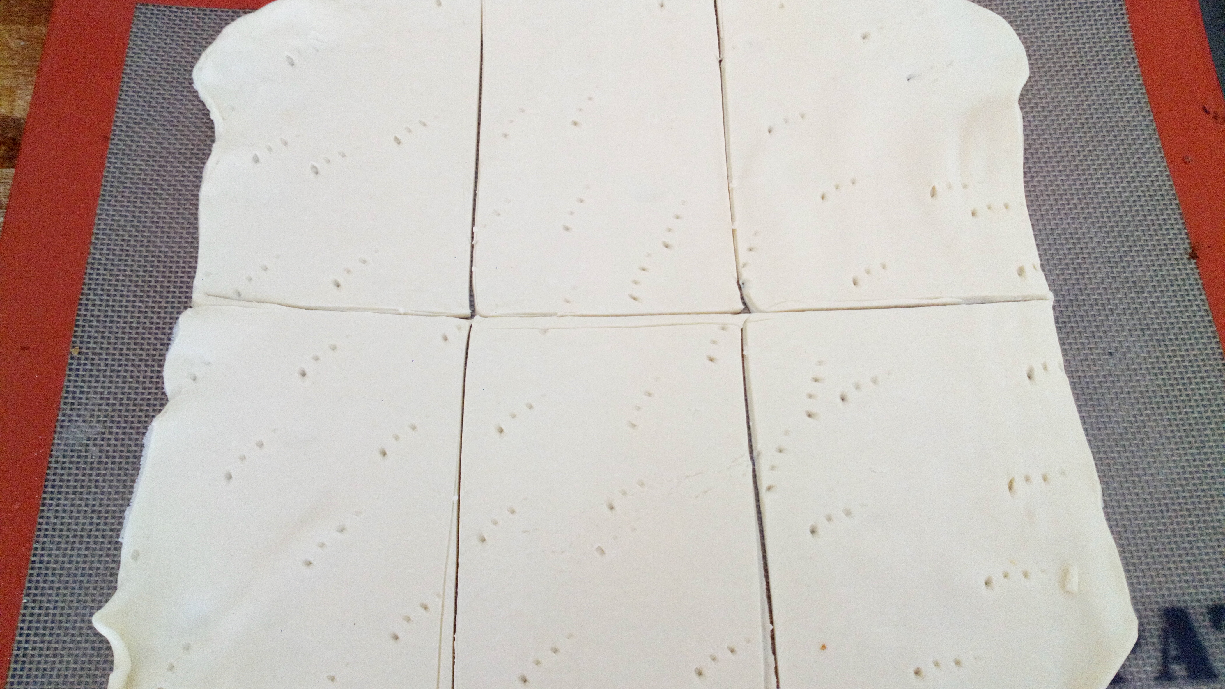 Dérouler le rouleau de pâte feuilletée, et couper les rebords pour avoir un carré. Unwind the roller of puff paste, and cut edges to have a square.