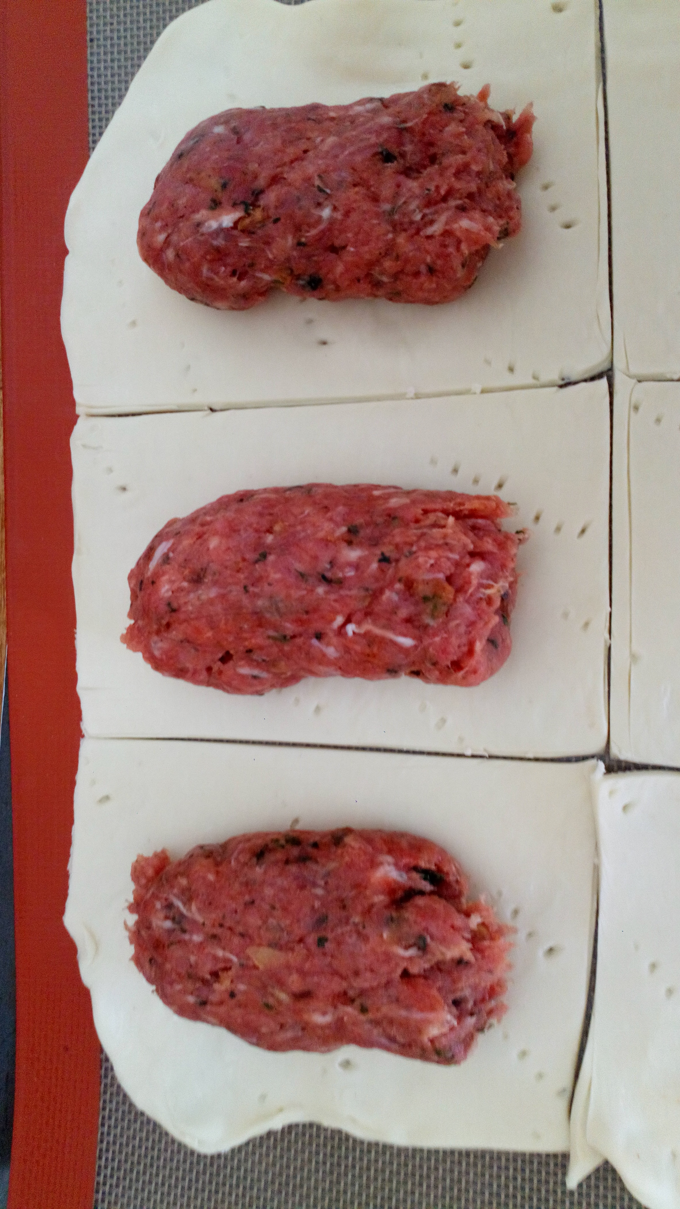 Répartir de la farce aux trois viandes sur les 3 rectangles .Distribute some stuffing in three meats on 3 rectangles