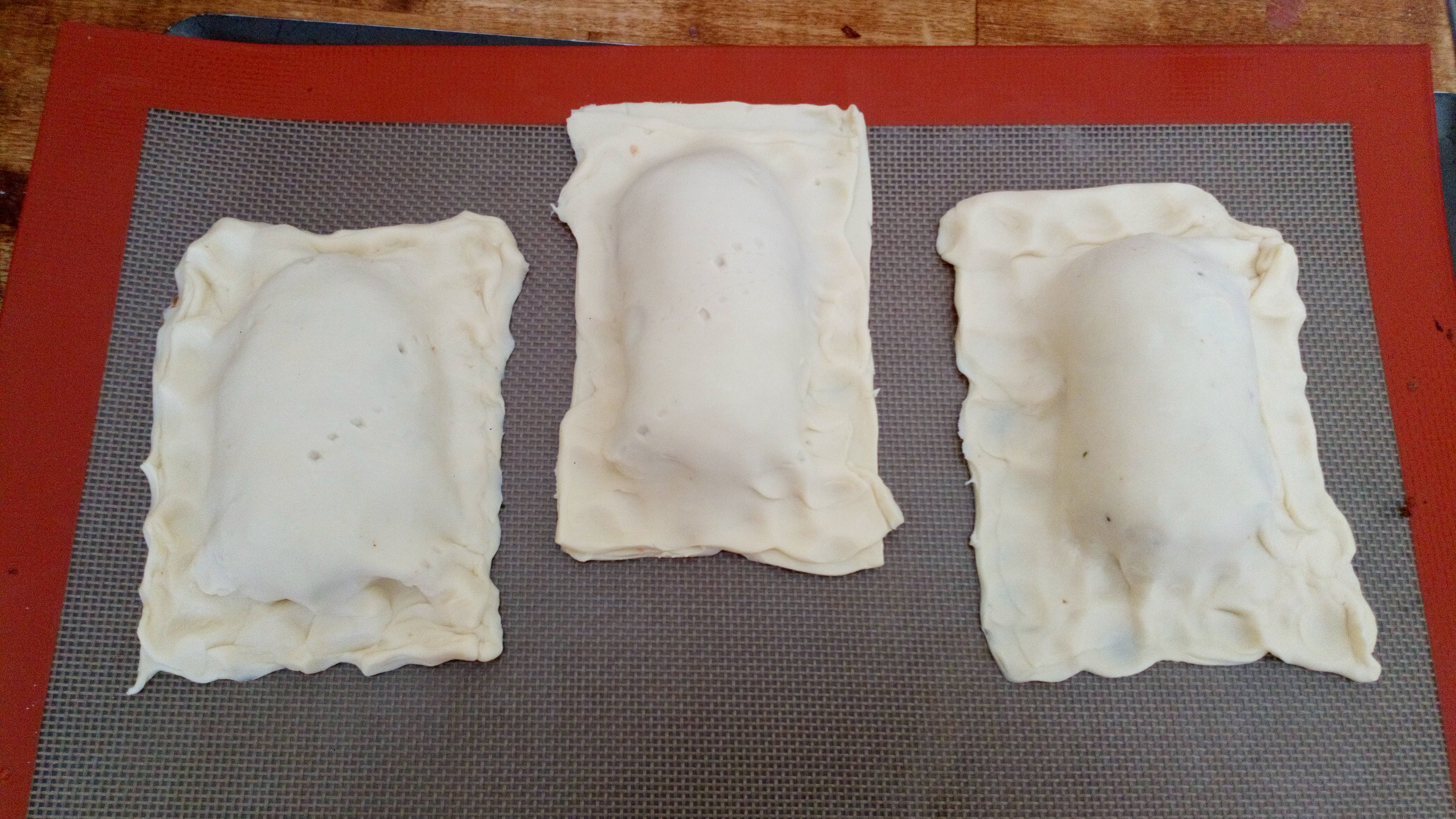 Recouvrir des trois autres, et souder en appuyant sur les rebords avec les doigts tout en gardant la forme rectangulaire. Cover with three others, and weld by pressing on edges with fingers while keepingthe rectangular shape