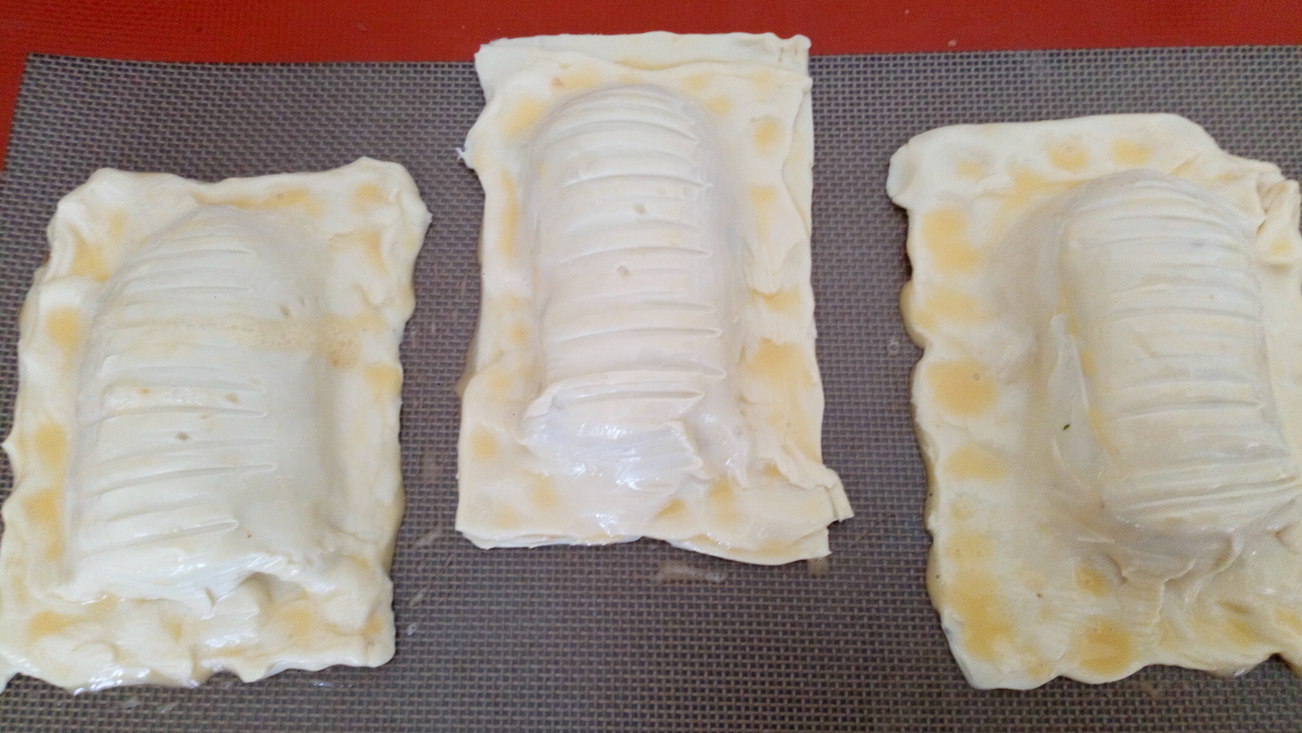 Dorer avec de l’œuf battu. Gild with some beaten egg