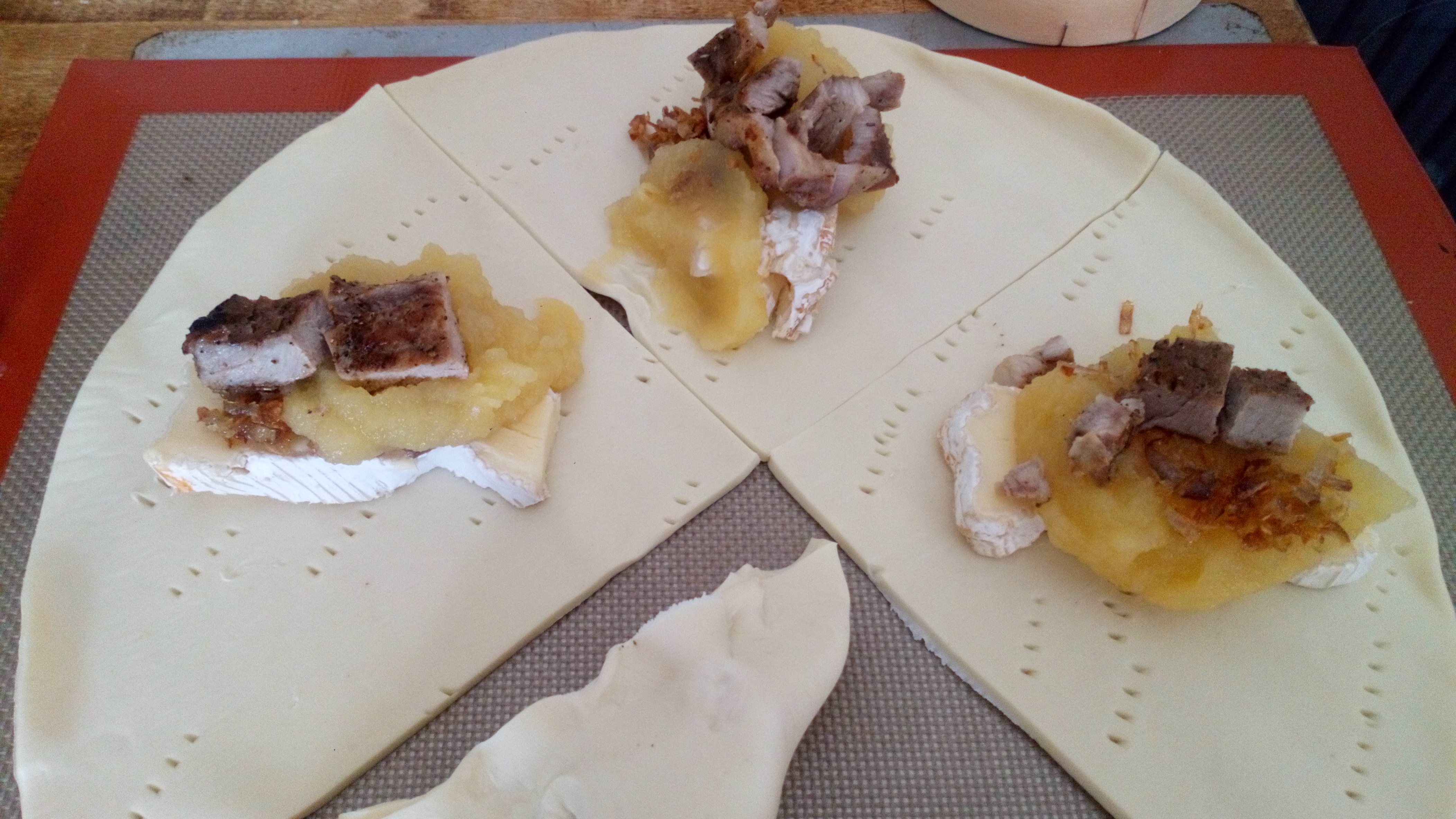 Ajouter les autres ingrédients par-dessus sans excès pour pouvoir refermer et souder la pâte. Compote, dès d'échine grillée , oignons caramélisés . Add the other ingredients over without excess to be able to close and weld the dough. Compote, from grilled spinal column, caramelized onions