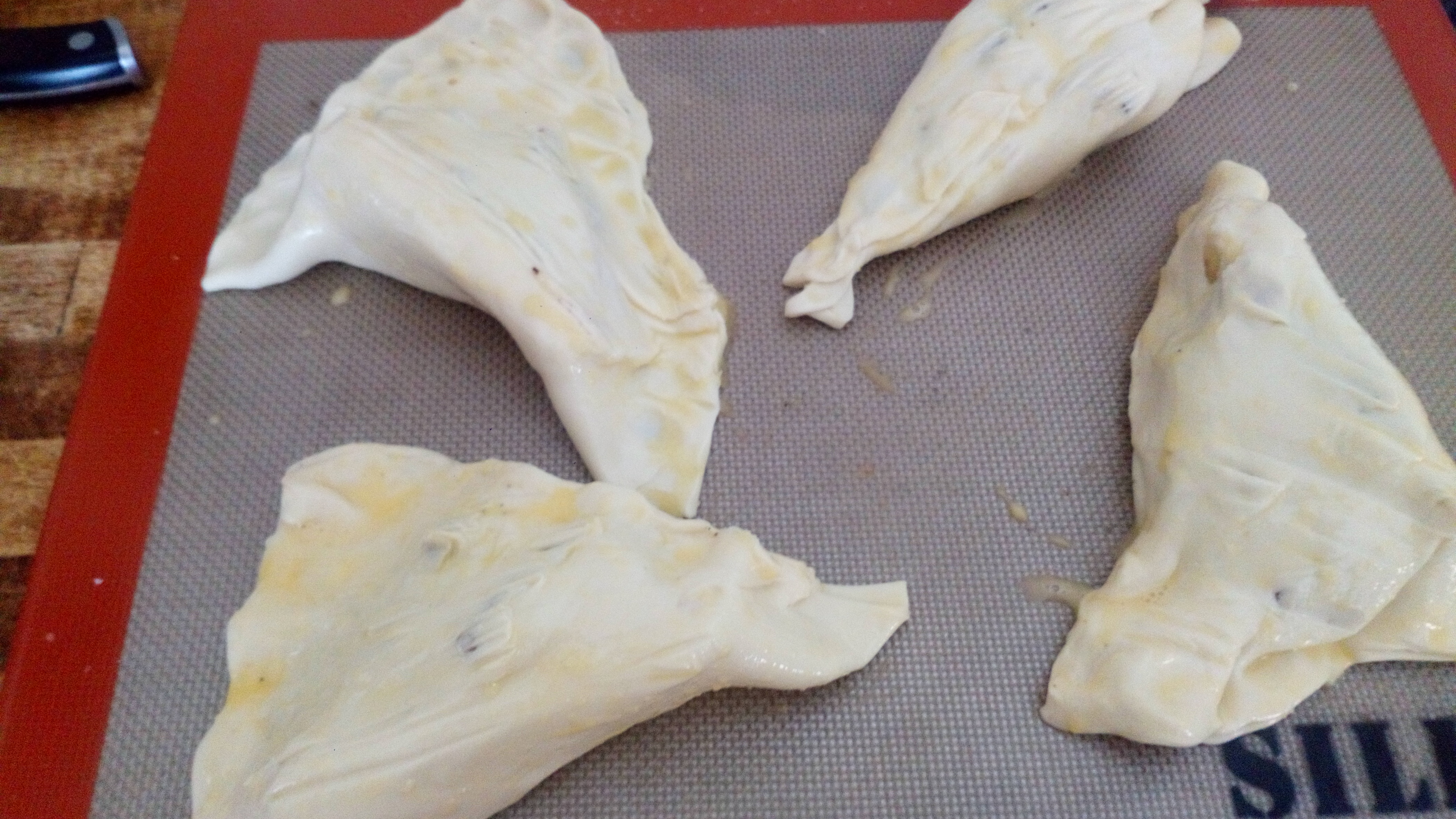 Fermer délicatement les feuilletés et souder les bords en appuyant avec les doigts, dorer au pinceau. Close delicately puff pastries and weld edges by resting with fingers, gilg in the brush.