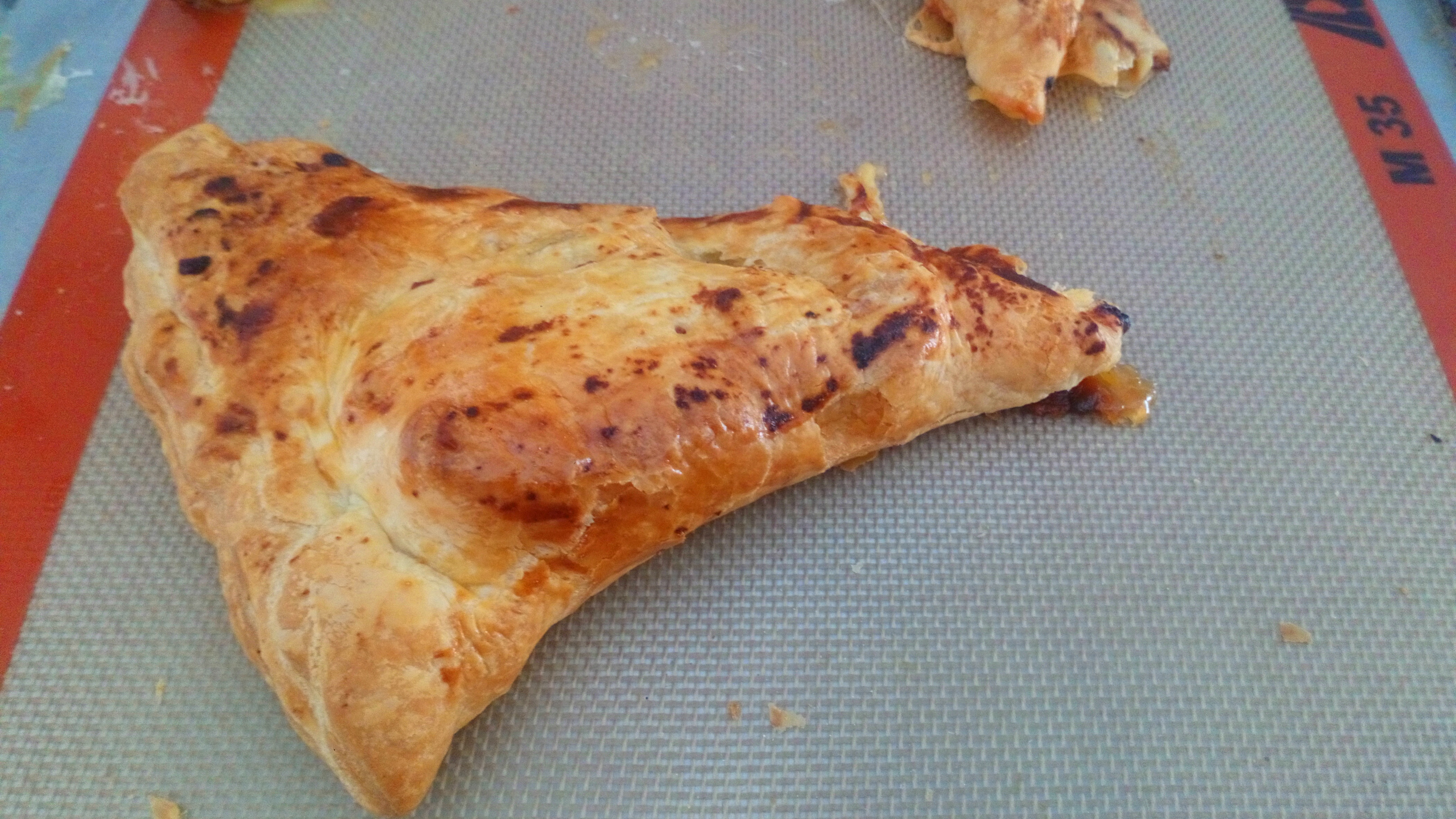 servir avec une salade, des tomates, etc. et un bon vin rouge type de la région de la Loire, comme du Saumur Champigny. Serve with salad and tomatoes and enjoy tasting.