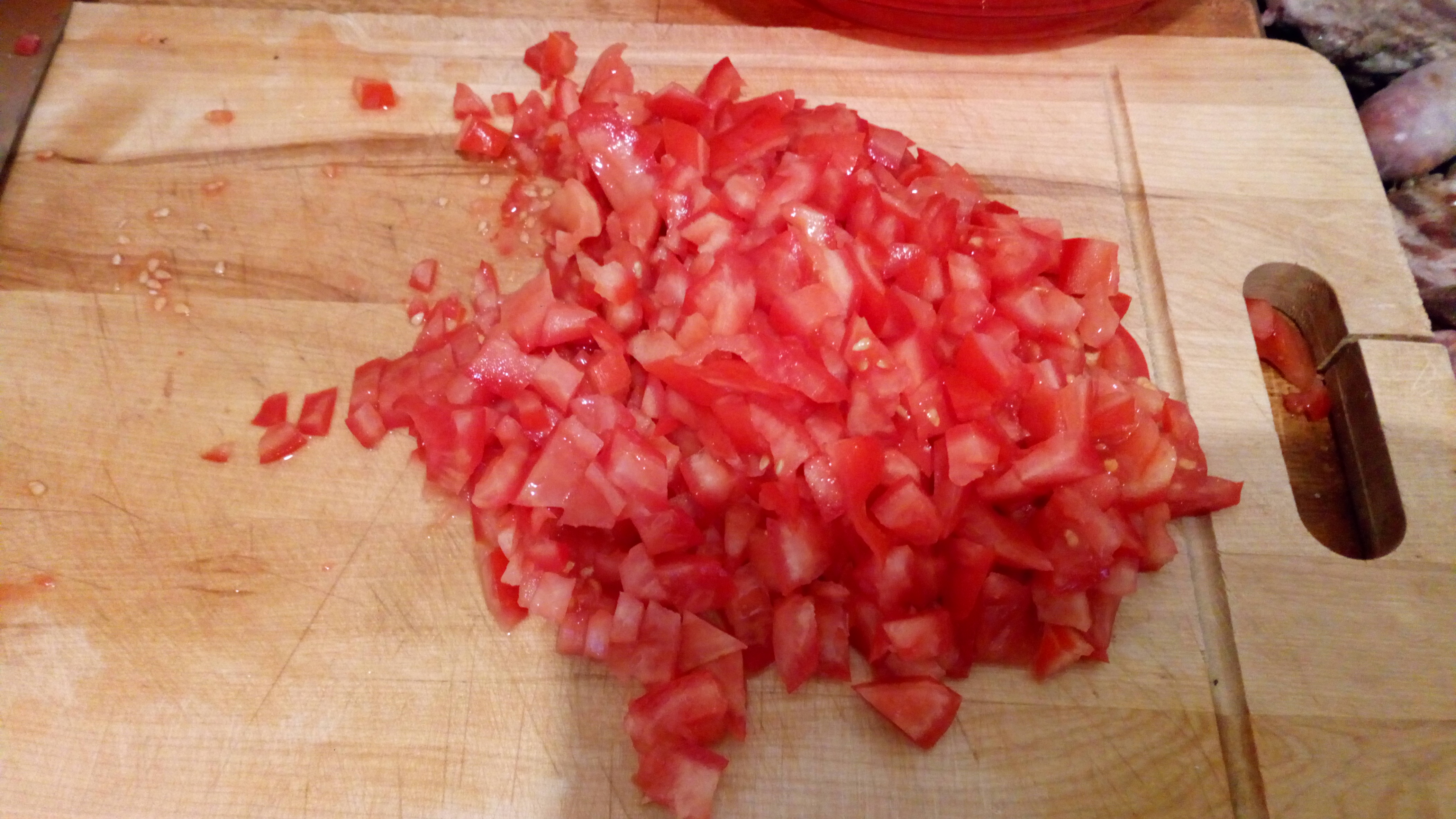 épépiner les tomates et les couper en dés et mettre dans le saladier. Deseed tomatoes and cut them in small cubes.and put in salad bowl.