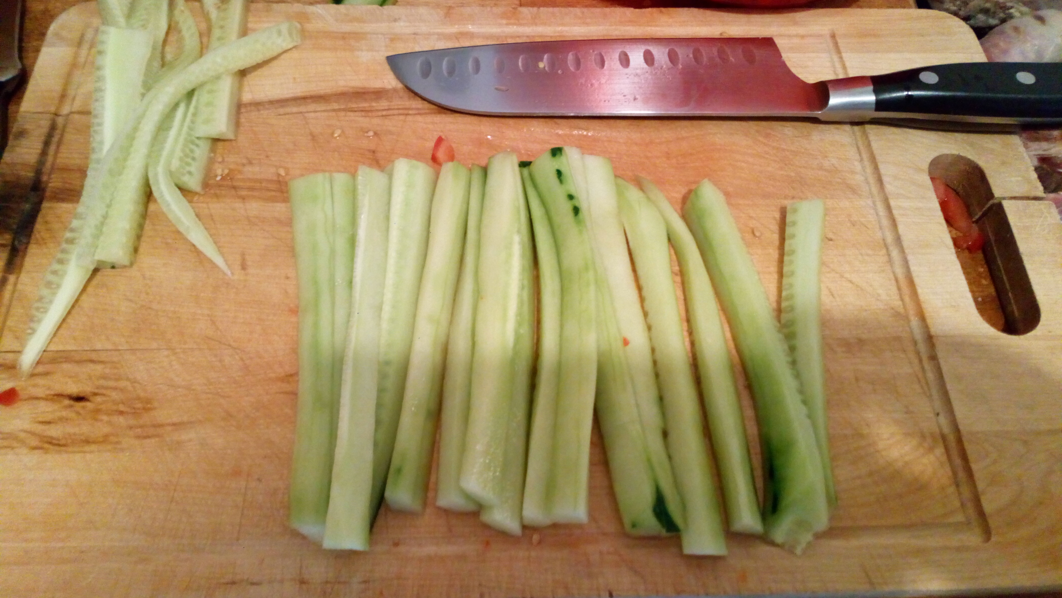 Eplucher le concombre, le tailler en 4 dans le sens de la longueur et couper la partie des pépins. Peel cucumber , cut in length and cut the part of seeds.