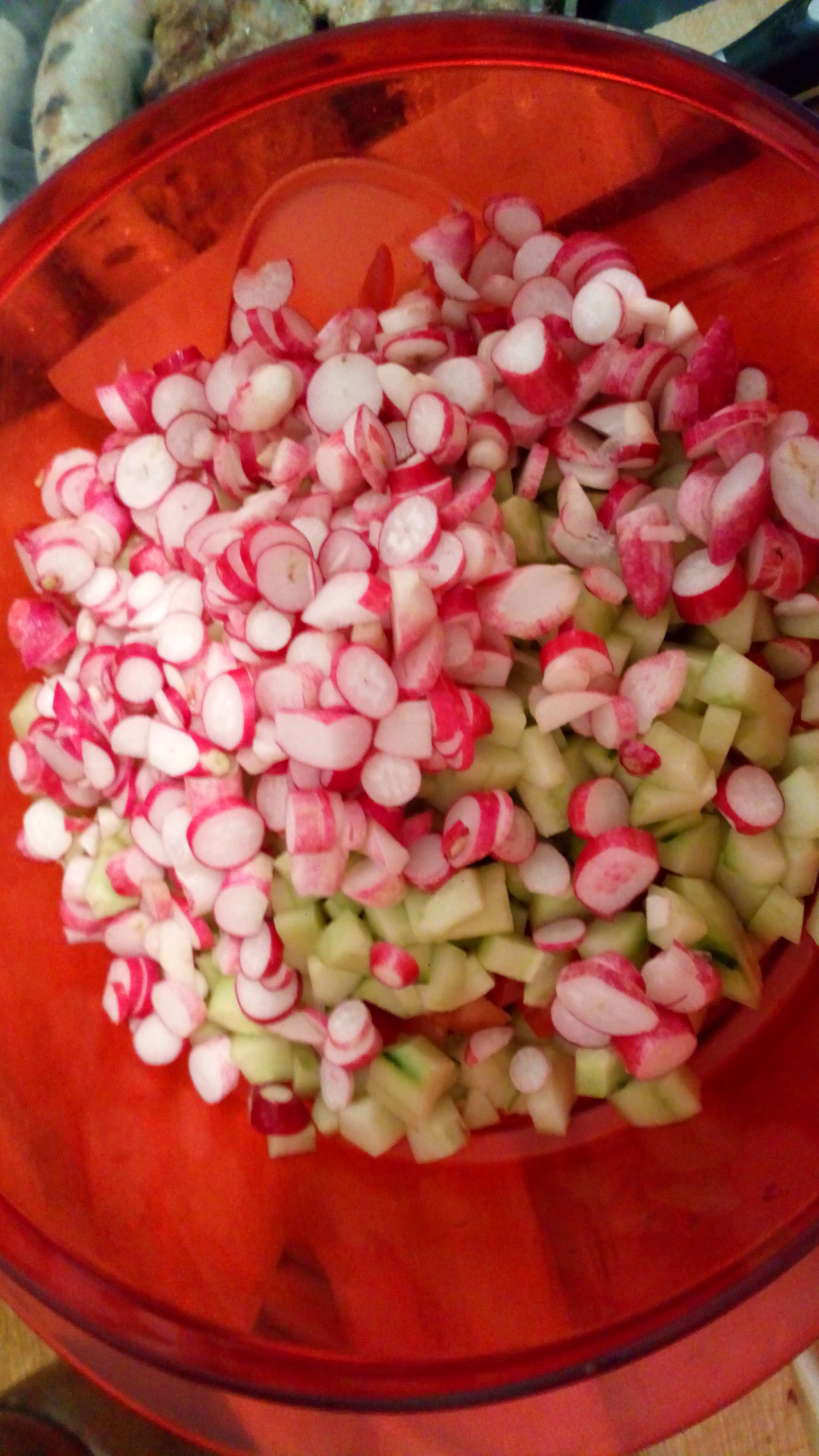 Couper en rondelles les radis. Slice thinly the radish and add to others vegetables.